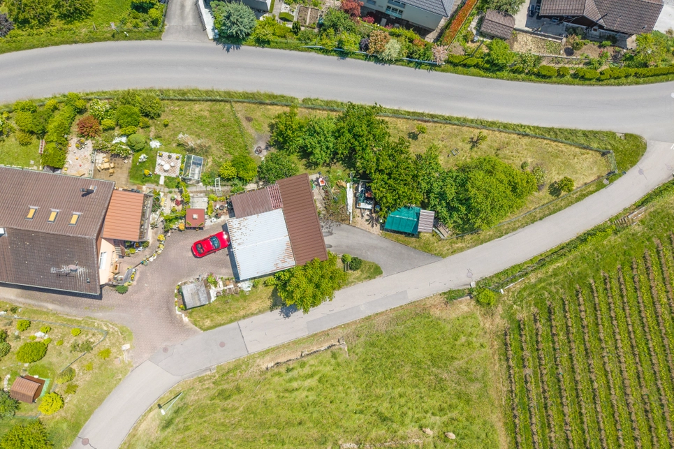 Luftaufnahme eines ländlichen Grundstücks