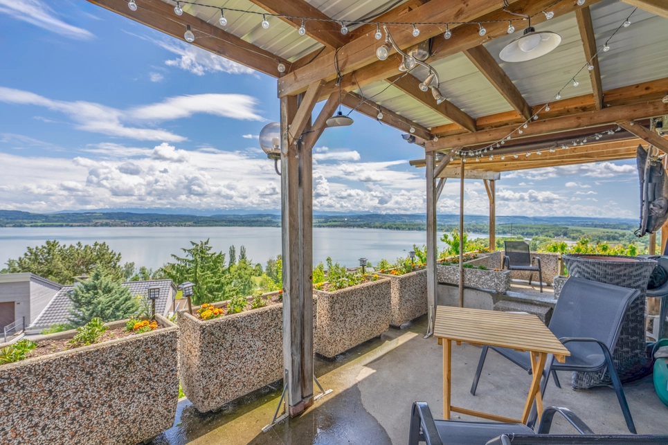 Überdachte Terrasse mit Seeblick