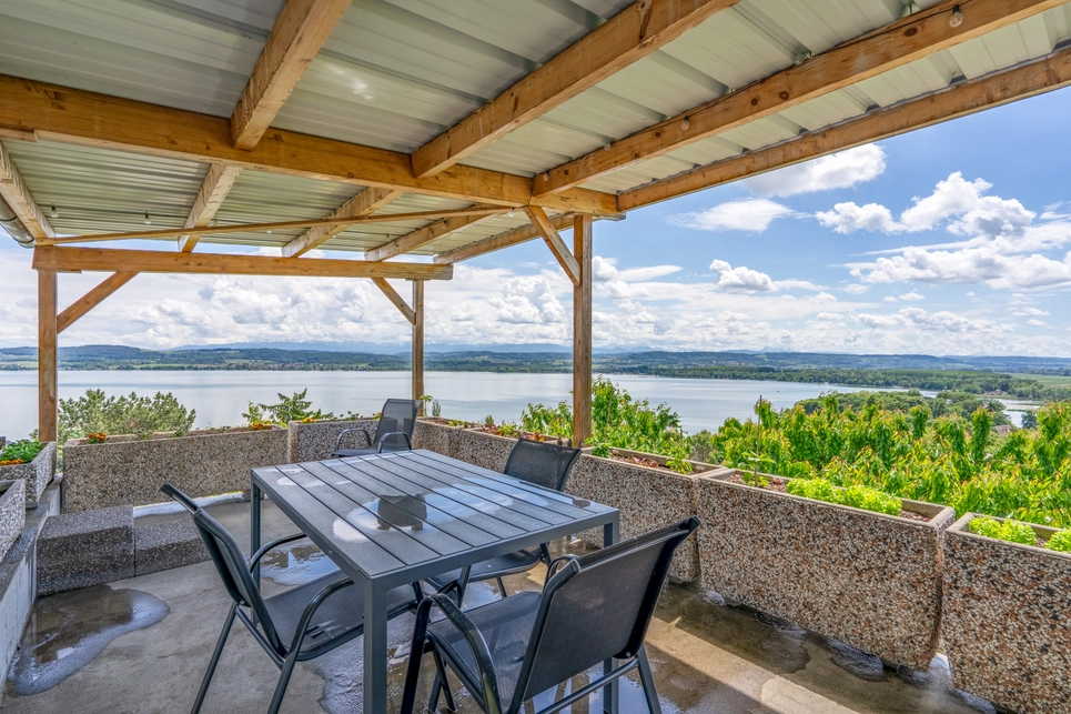 Überdachte Terrasse mit Seeblick