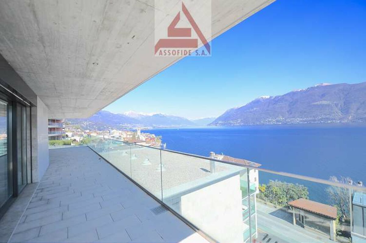 Seeblick von einer modernen Terrasse