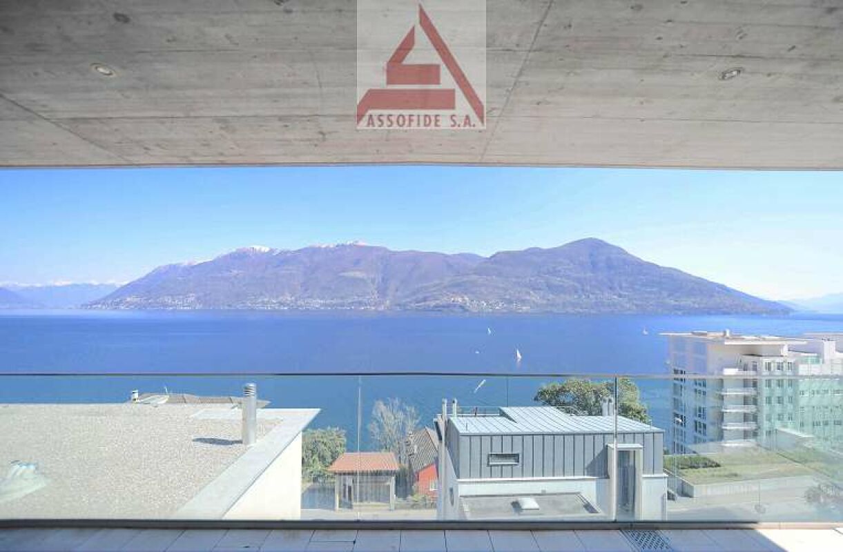 Balkon- oder Terrassenblick auf See und Berge