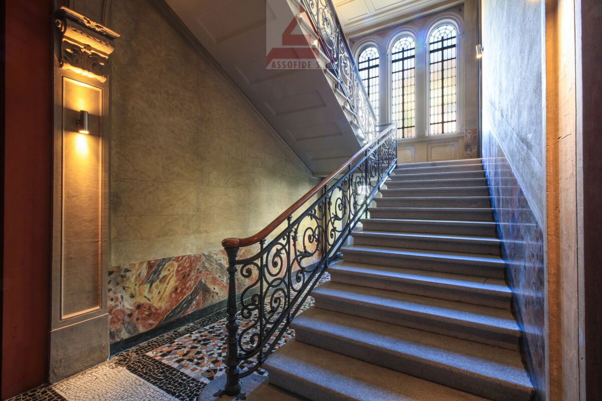 Historisches Treppenhaus mit Buntglasfenstern