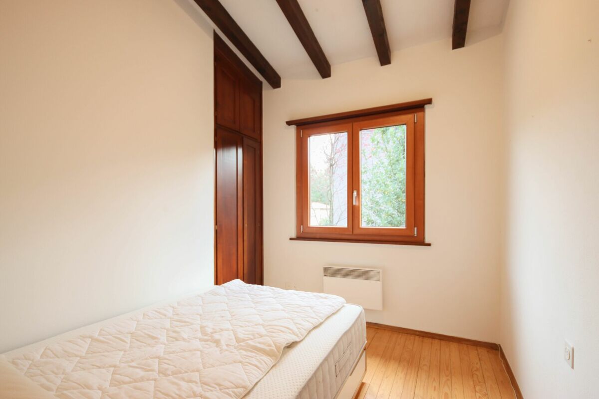 Helles Schlafzimmer mit Holzelementen