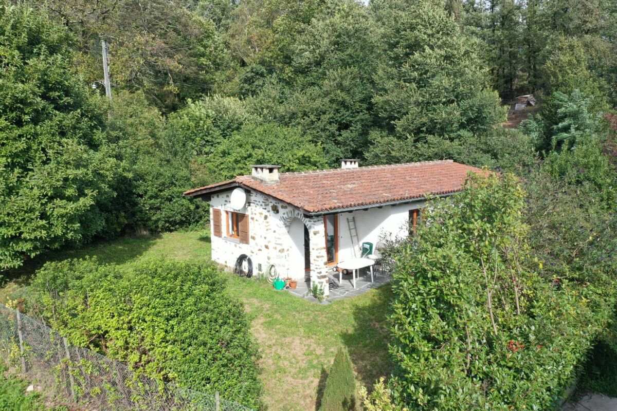 Ländliches Steinhaus im Grünen