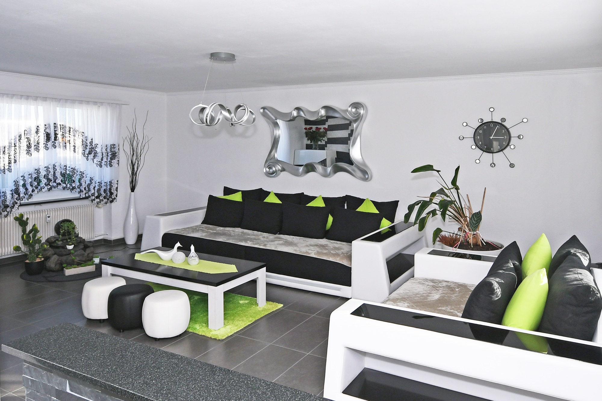 Modernes Wohnzimmer mit auffälligem Schwarz-Weiß-Design und Neonakzenten