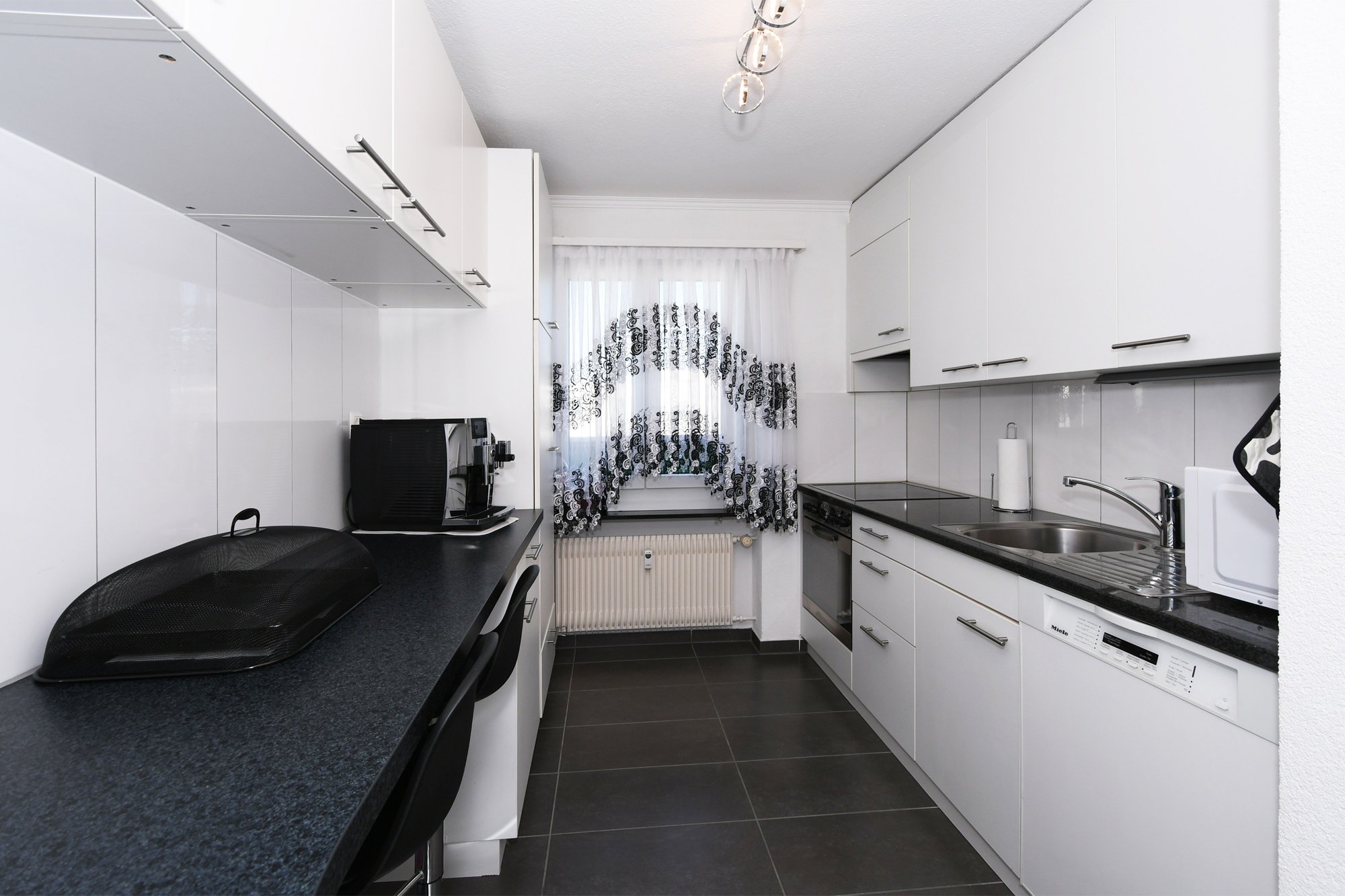 Moderne schmale Einbauküche mit Fenster