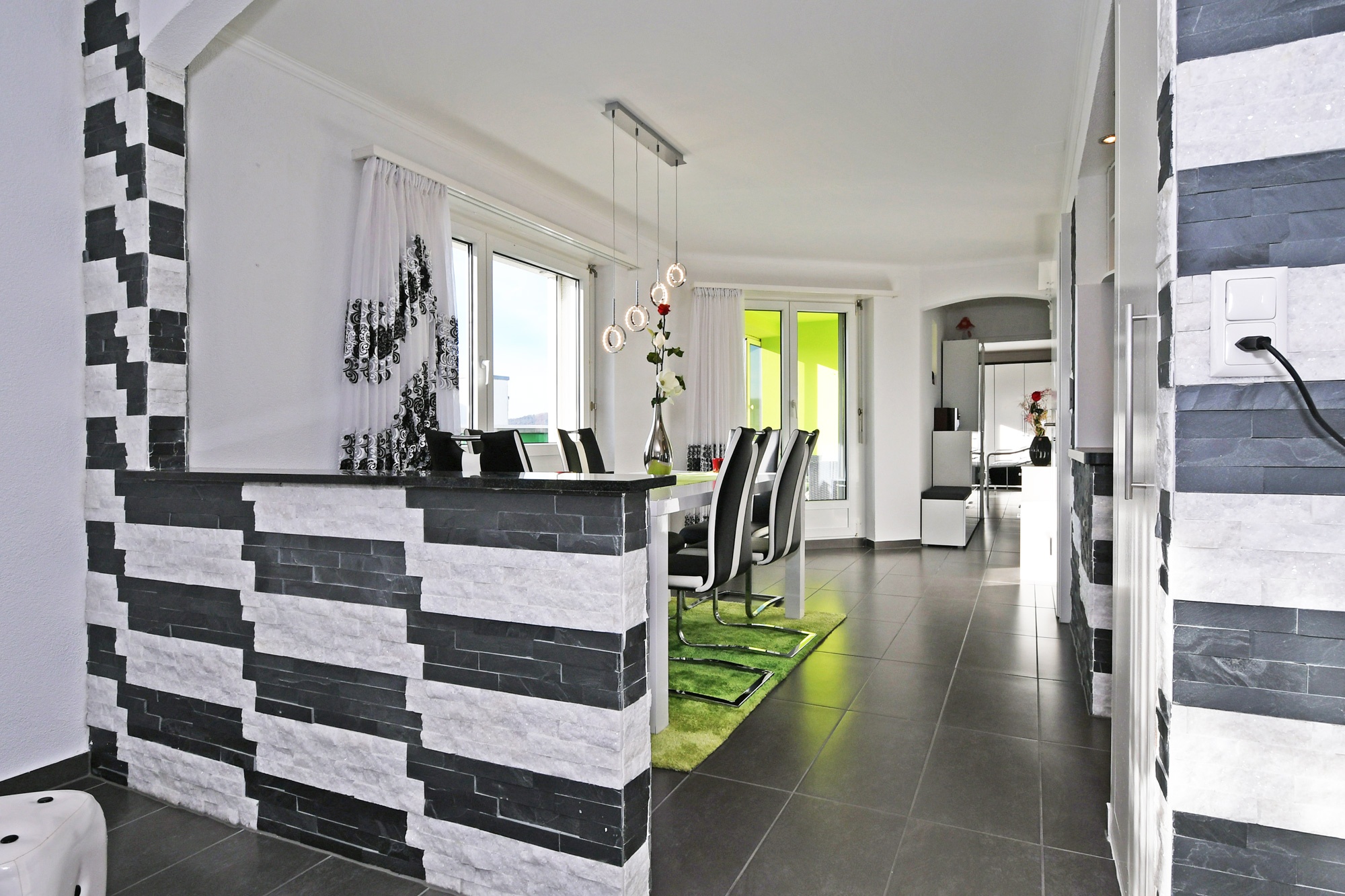 Modernes Esszimmer mit Durchgang