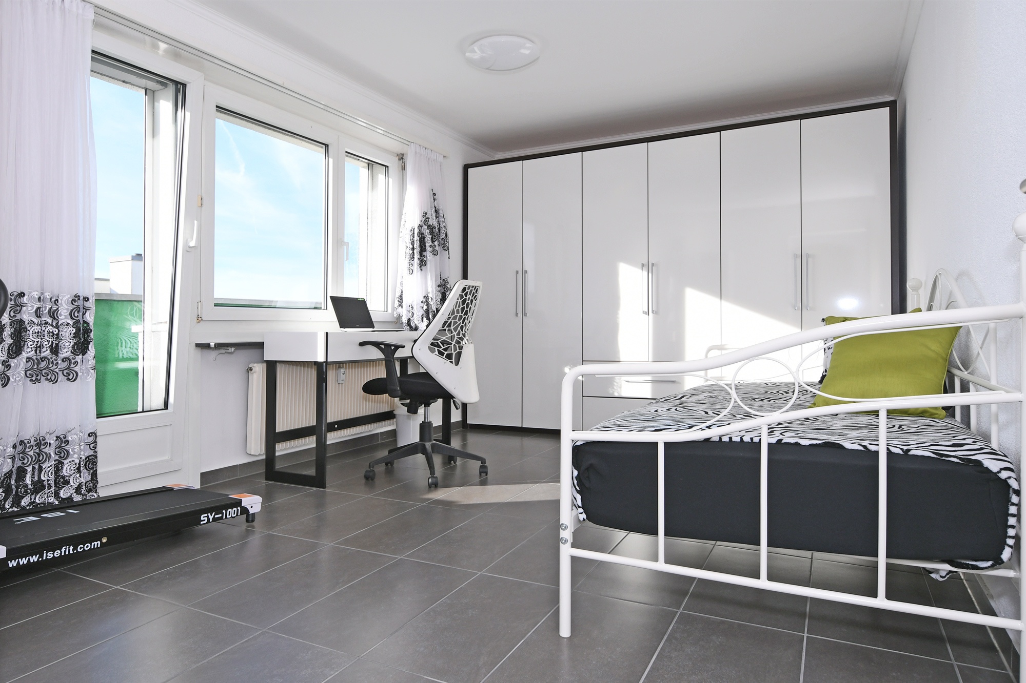 Modernes Schlafzimmer mit Arbeitsplatz
