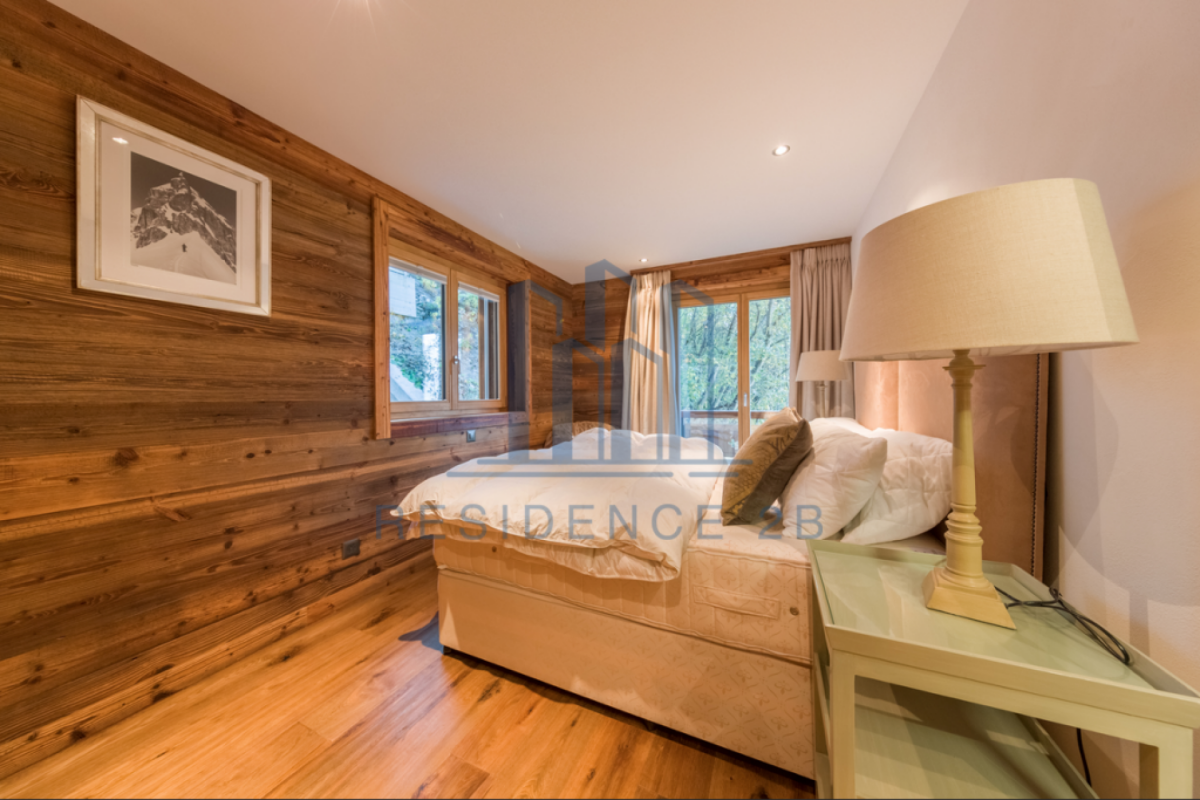 Gemütliches Schlafzimmer im Holzstil