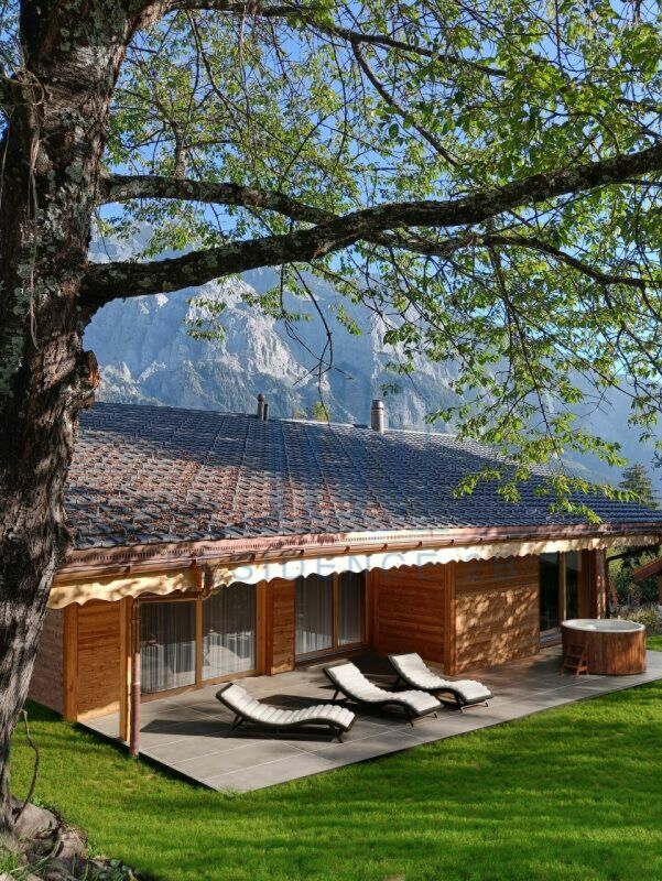 Alpenhaus mit Terrasse und Liegestühlen