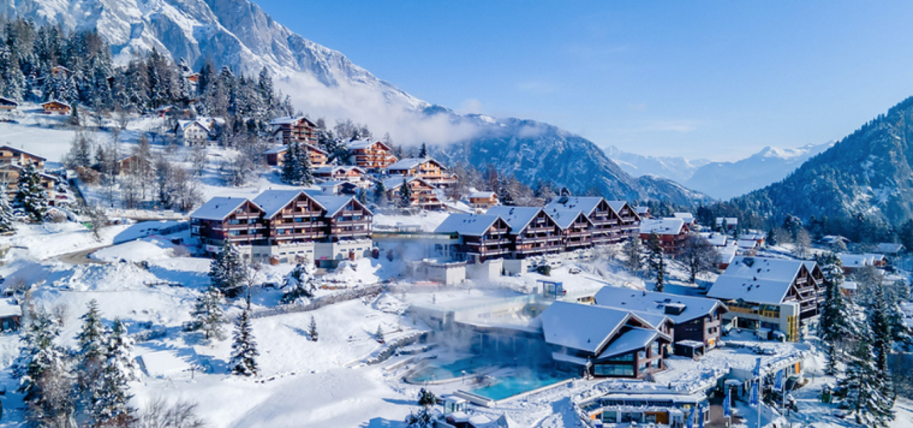 Winterliches Alpenresort mit Berghotels