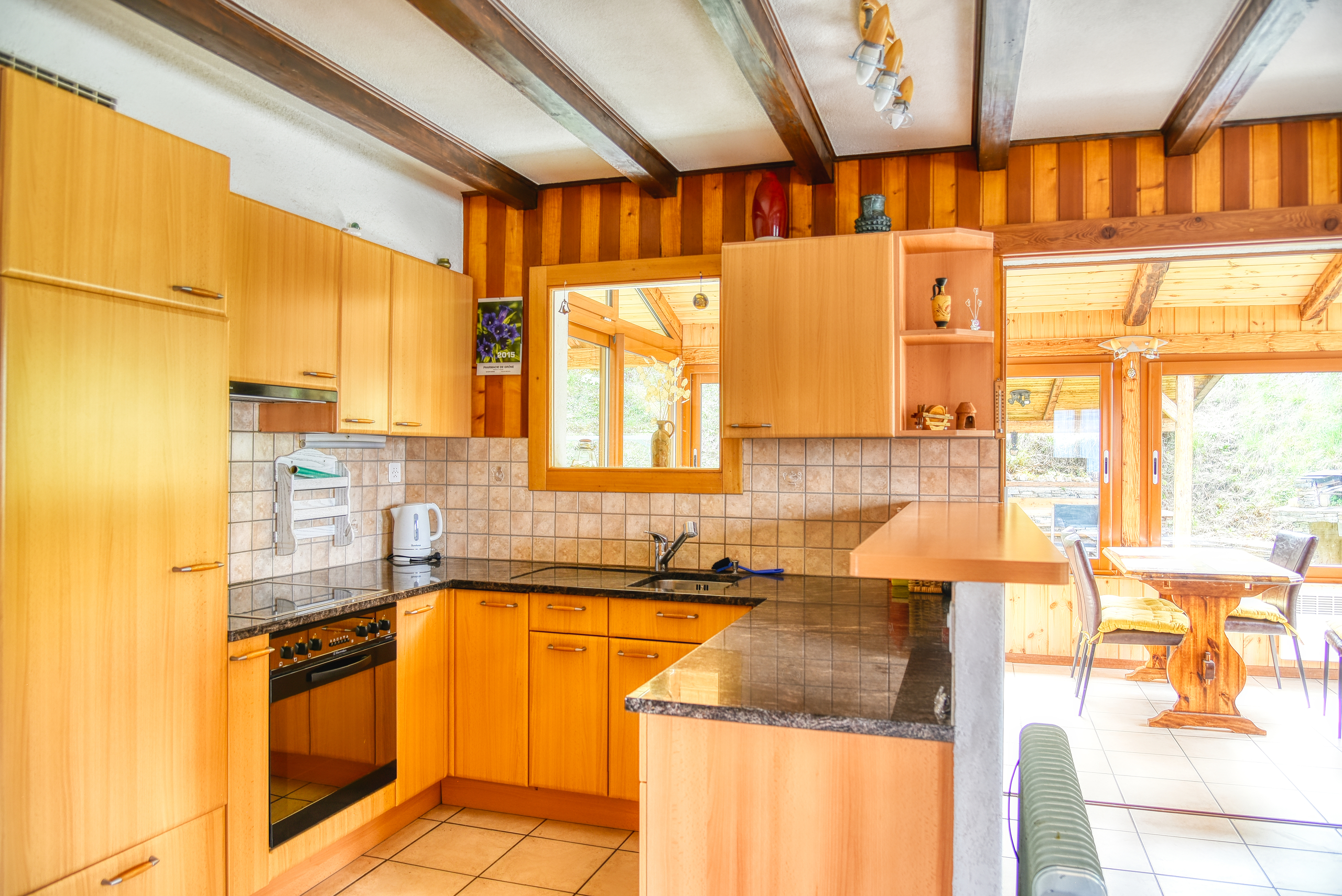 Gemütliche Küche mit Holzvertäfelung und Essbereich