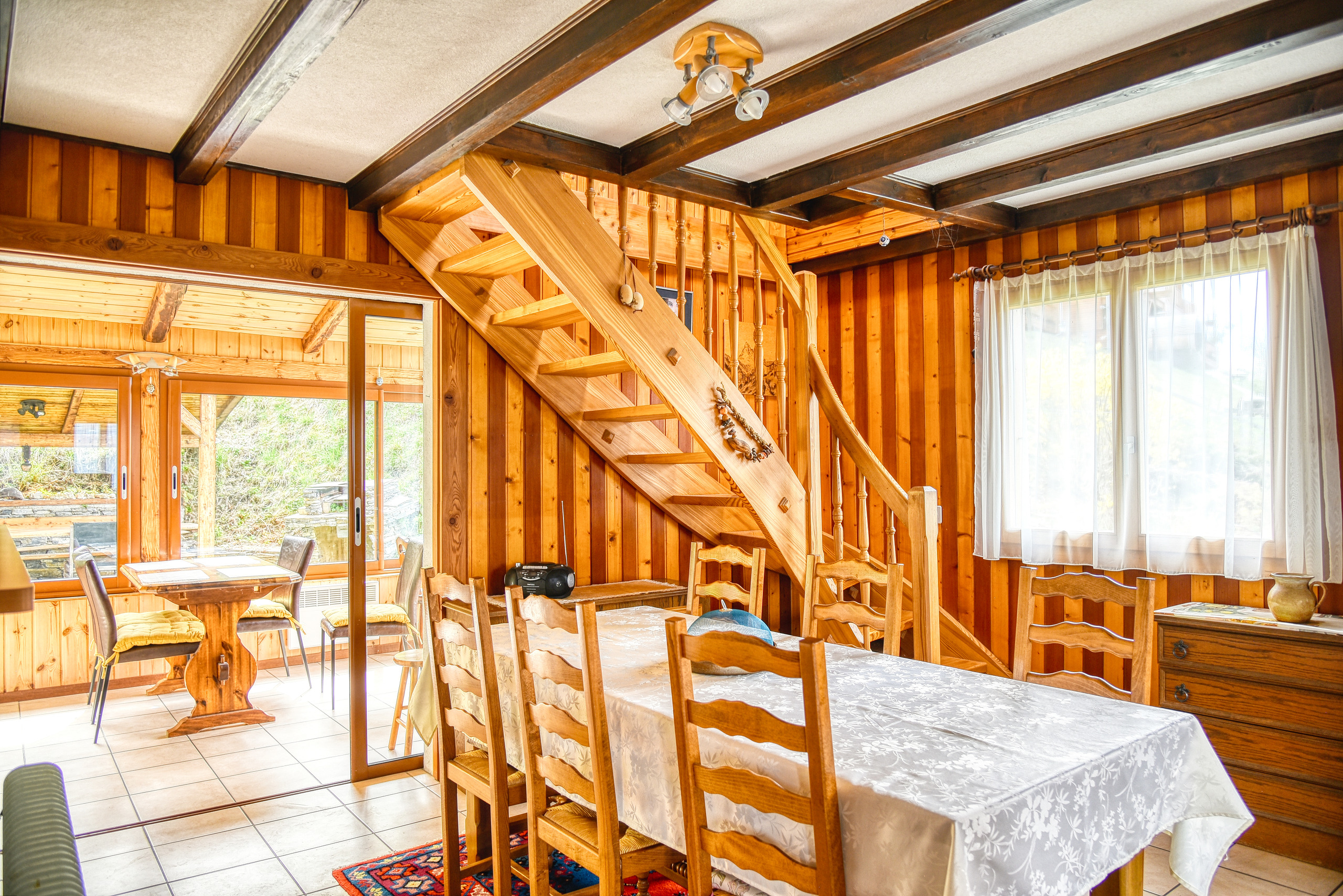 Rustikaler Essbereich mit Holztreppe