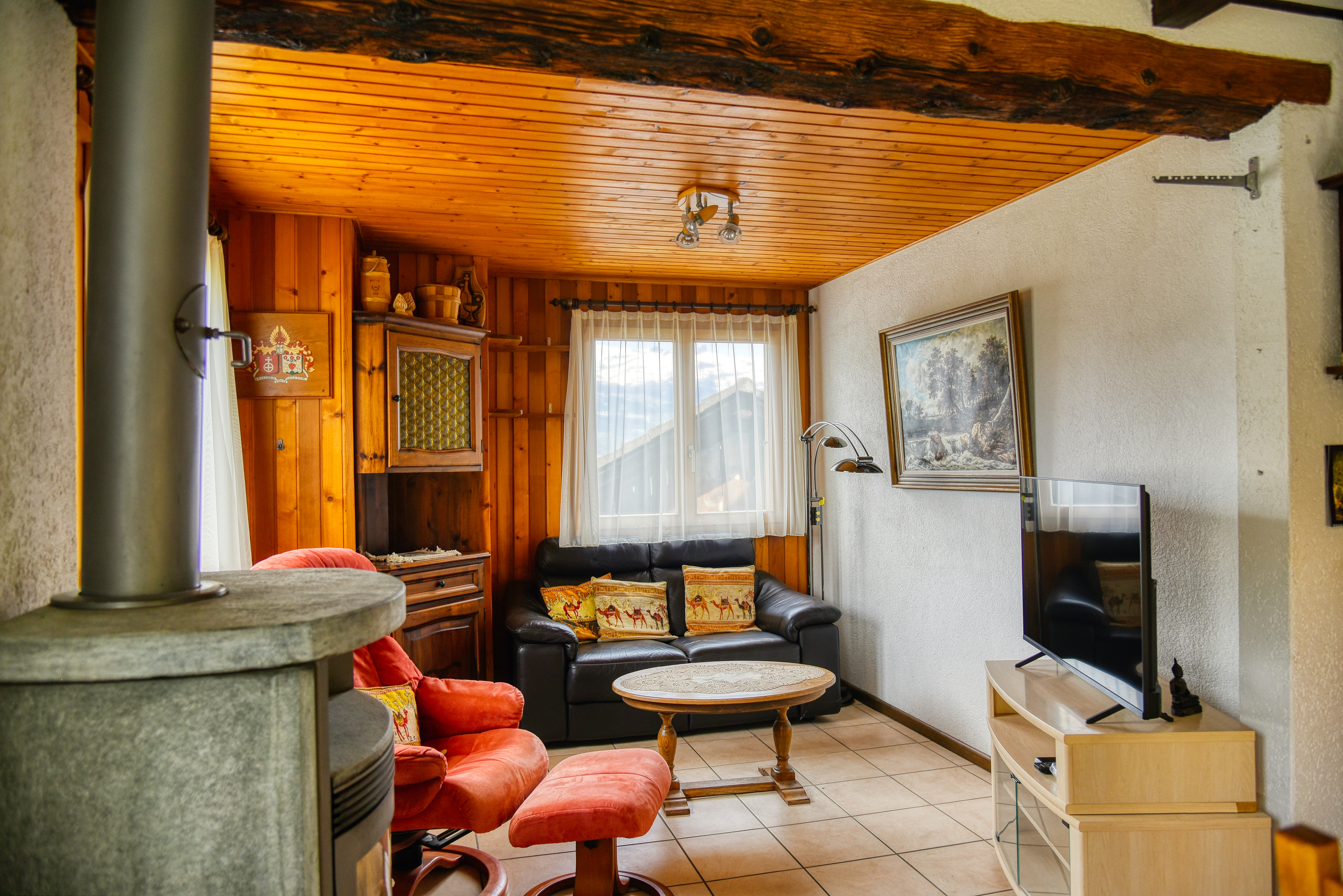 Gemütliches Wohnzimmer mit Kaminofen