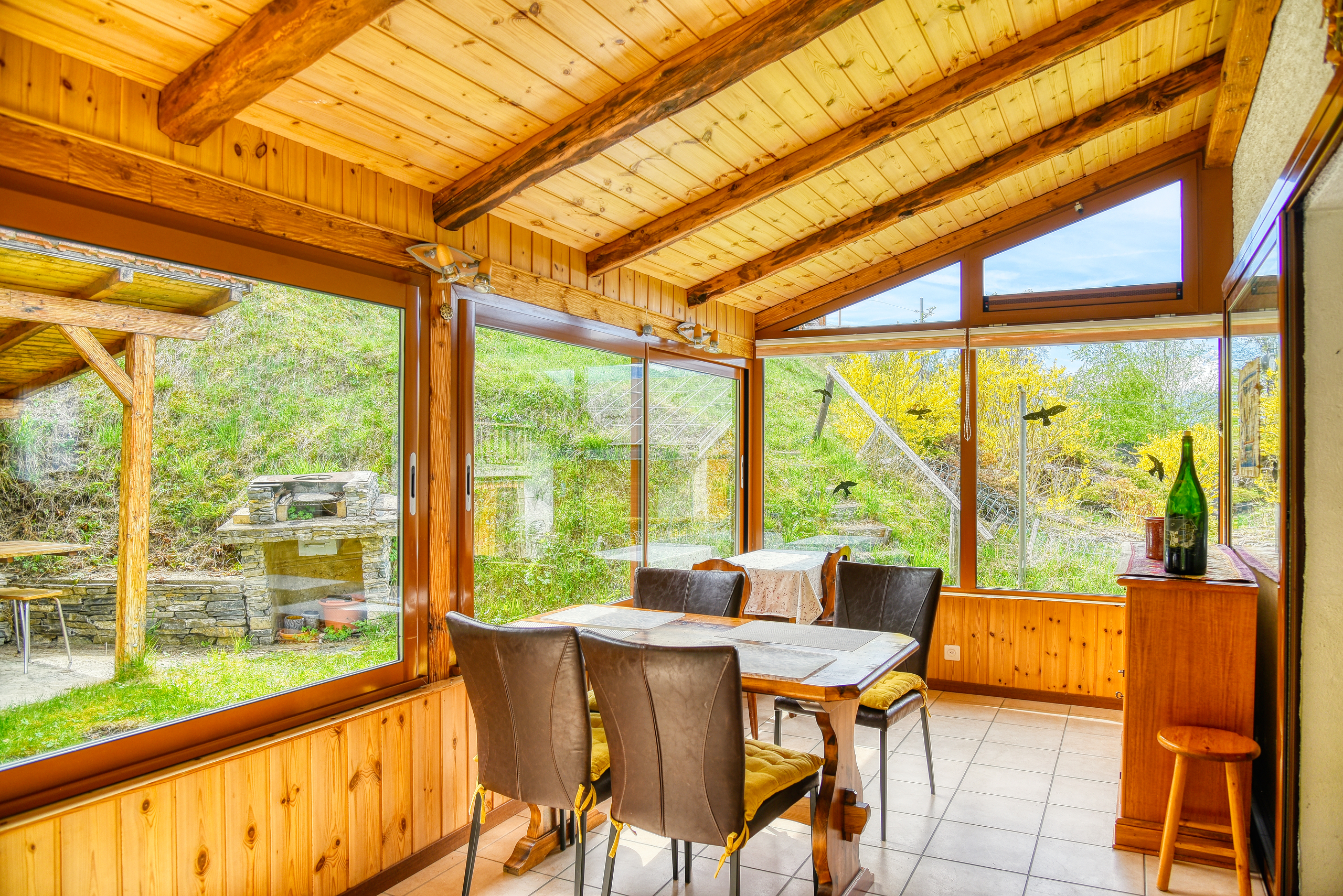 Verglaste Ess-/Wintergarten-Ecke mit Holzbalkendecke