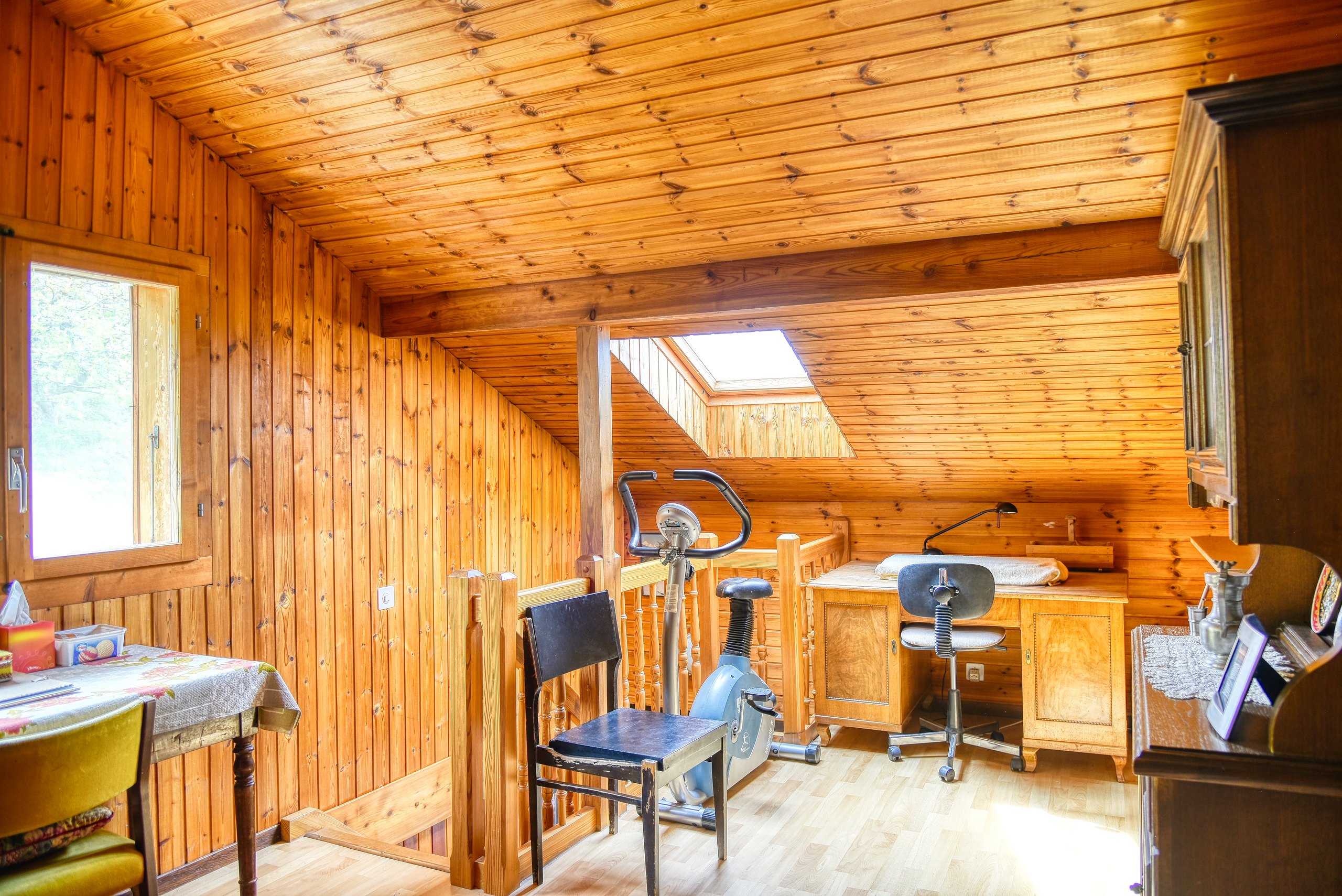 Dachgeschossraum mit Holzverkleidung