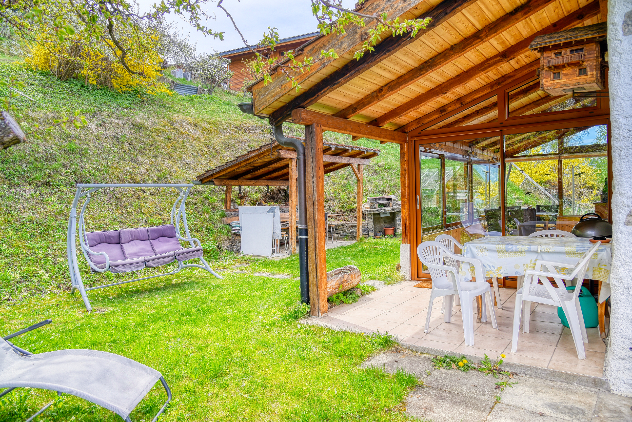Überdachte Terrasse mit Garten und Sitzbereich