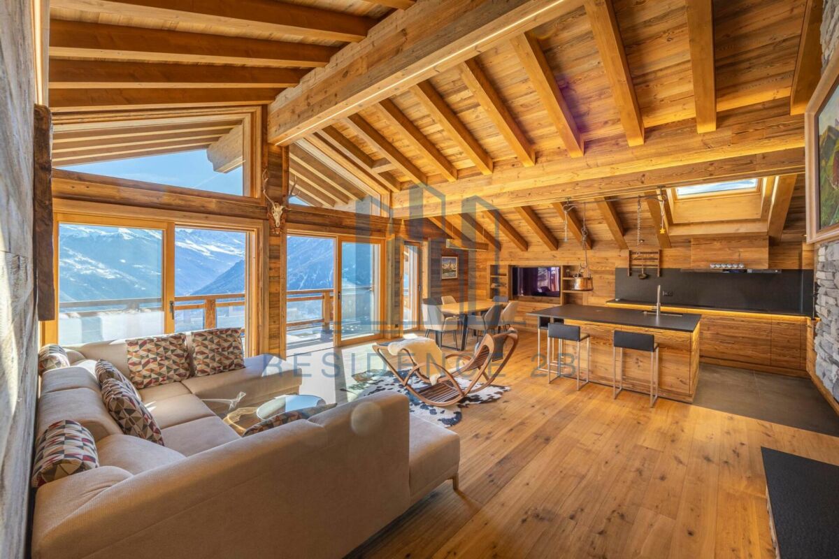 Offener Wohnbereich mit Küche und Alpenblick