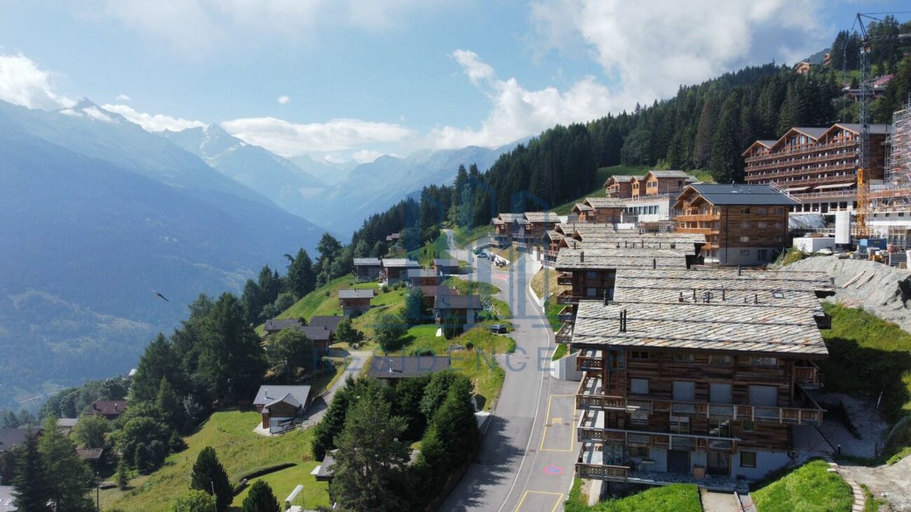 Alpine Bergresort mit Talblick