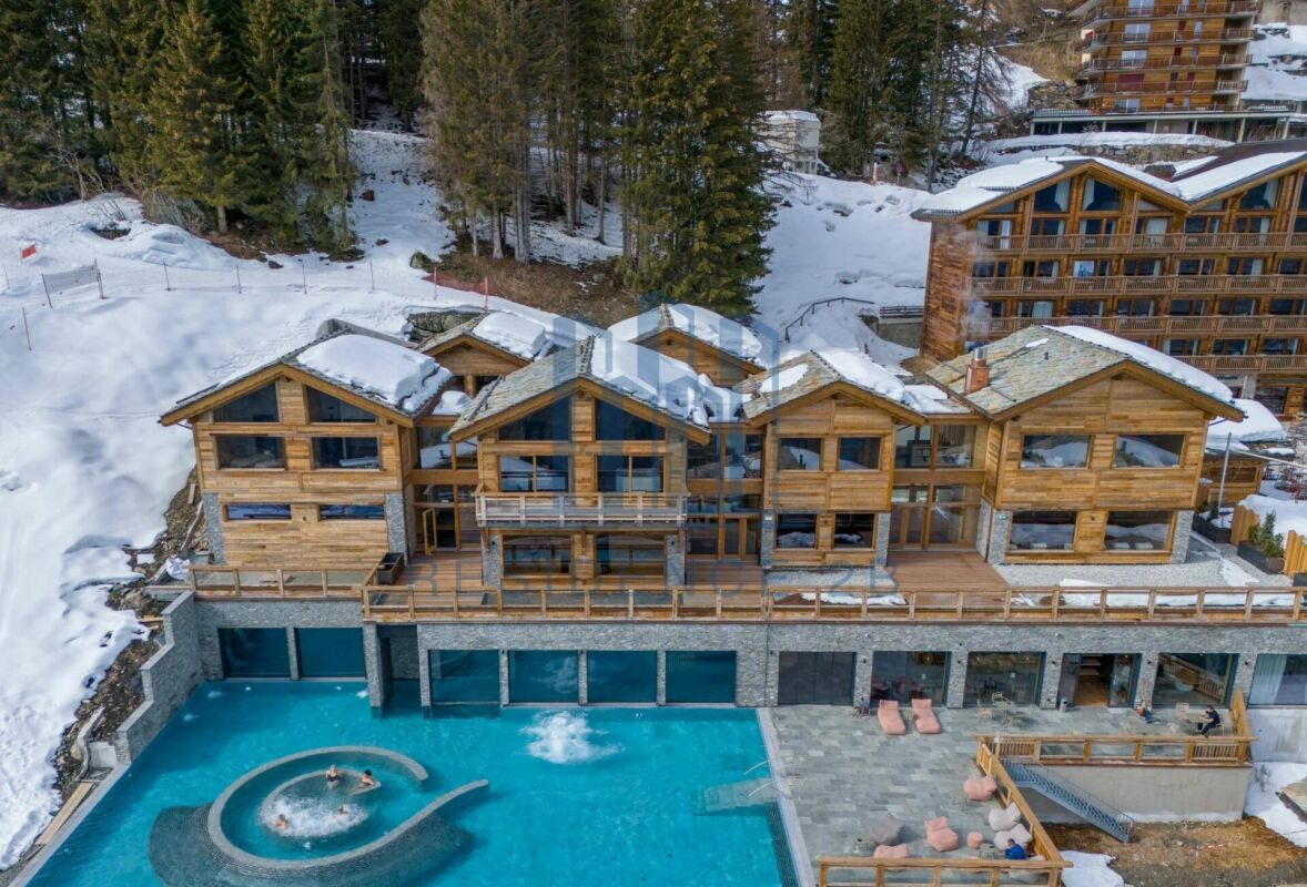 Luxuriöse Chalet-Anlage mit Pool und Schneelandschaft