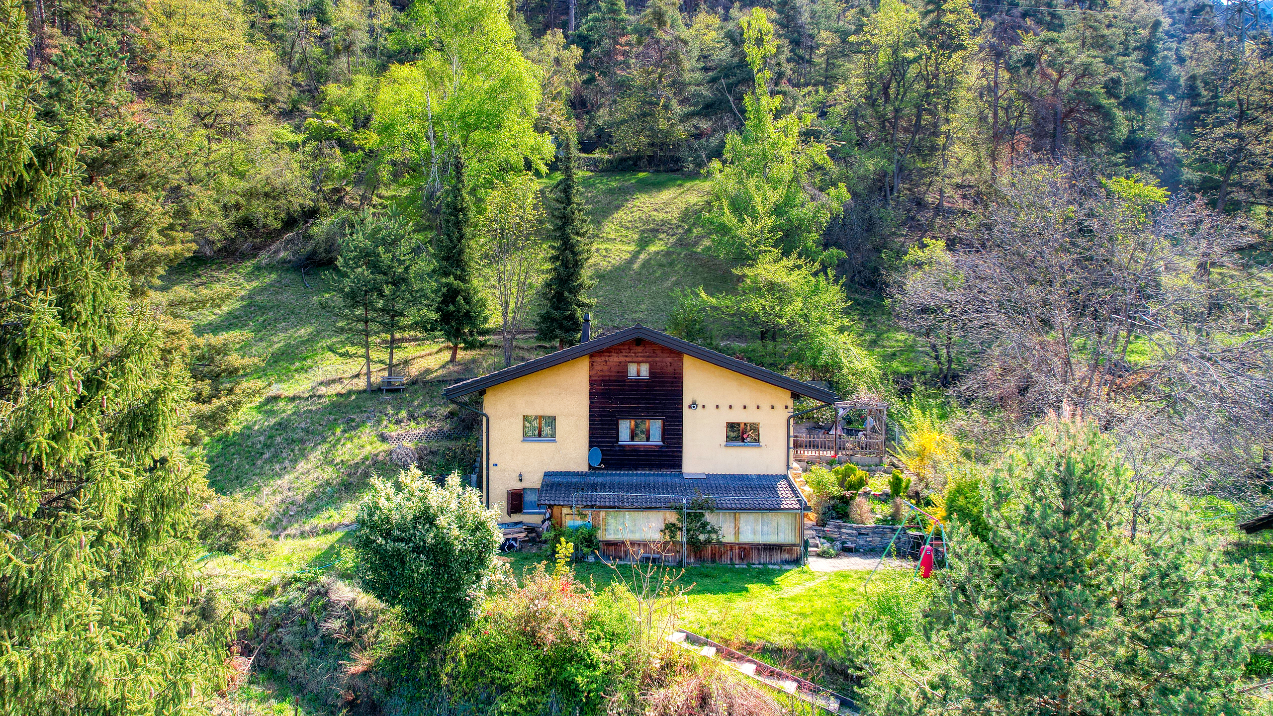 Ländliches Haus am Hang