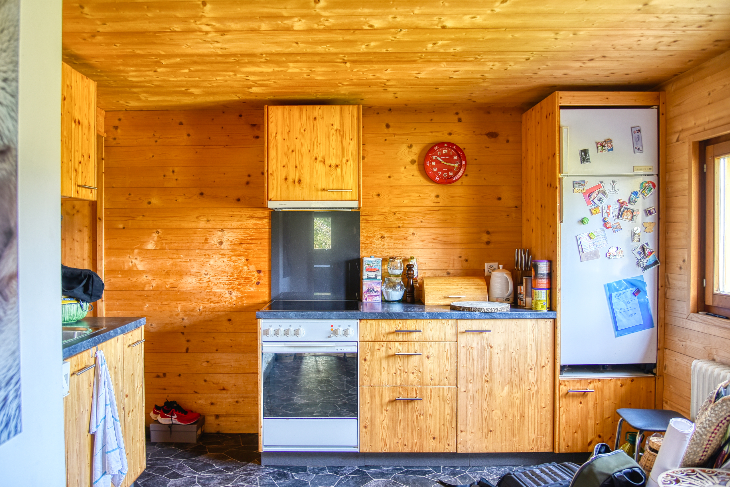 Holzverkleidete Küche mit Geräten