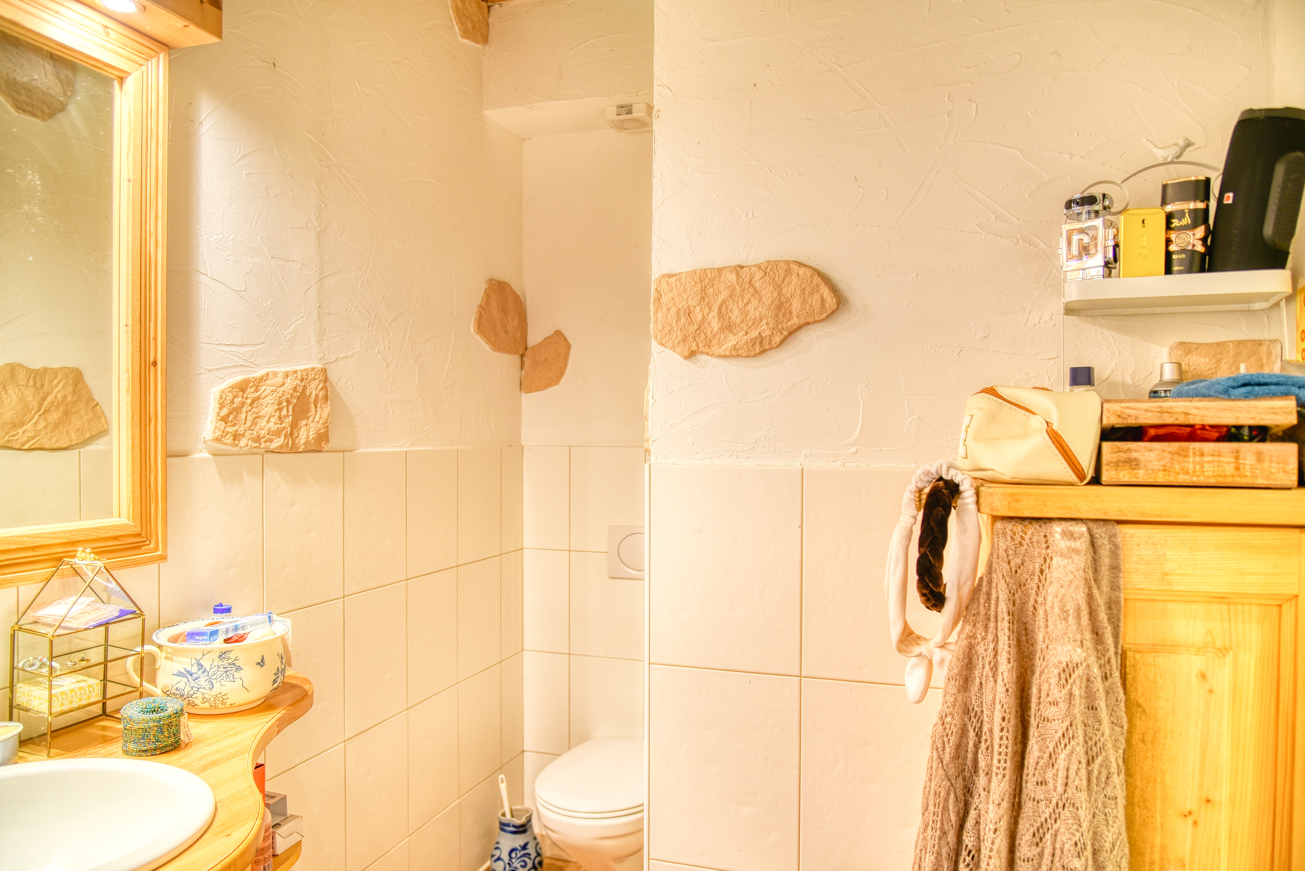 Badezimmer mit Holz- und Steinakzenten