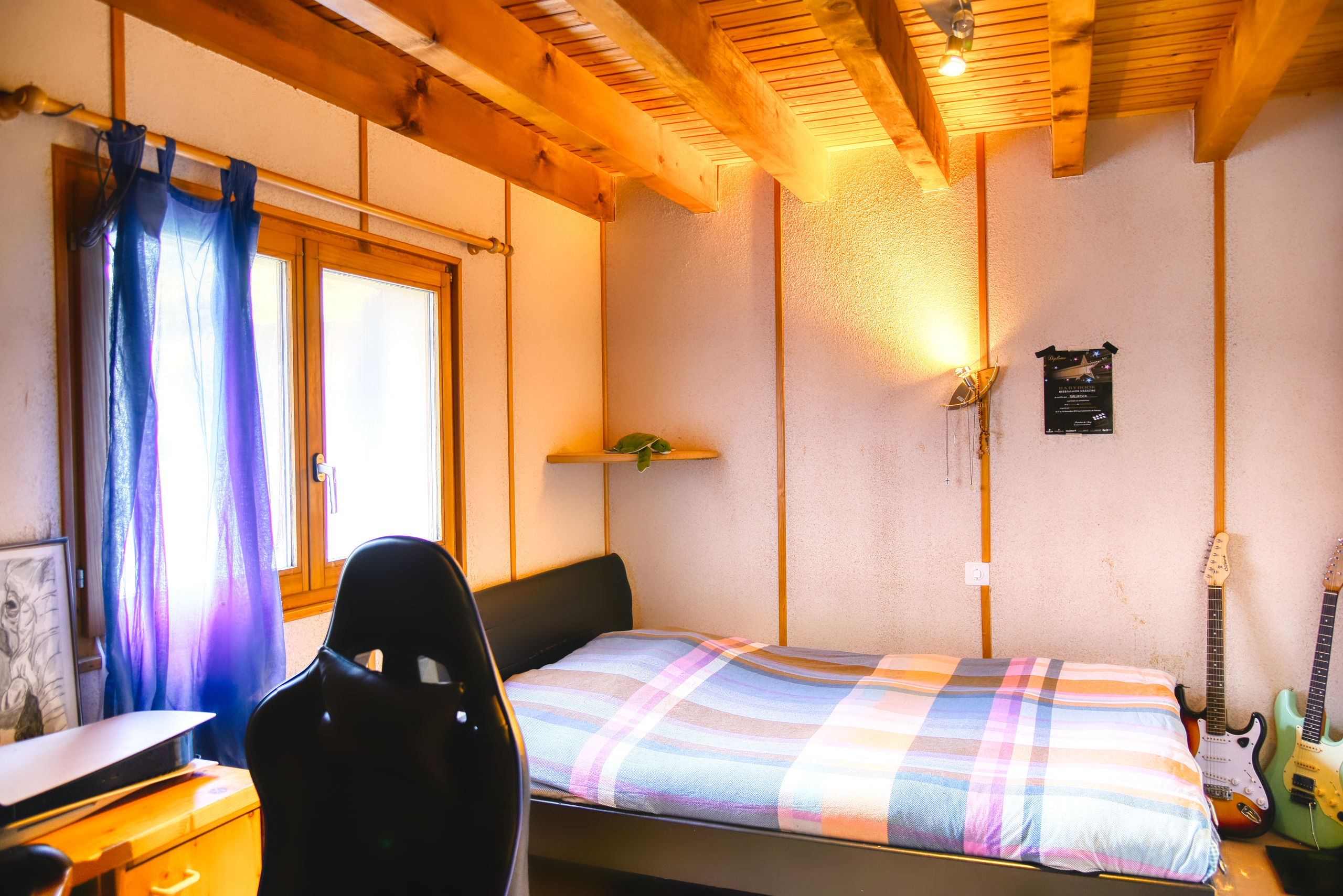 Gemütliches Schlafzimmer mit Holzdecke