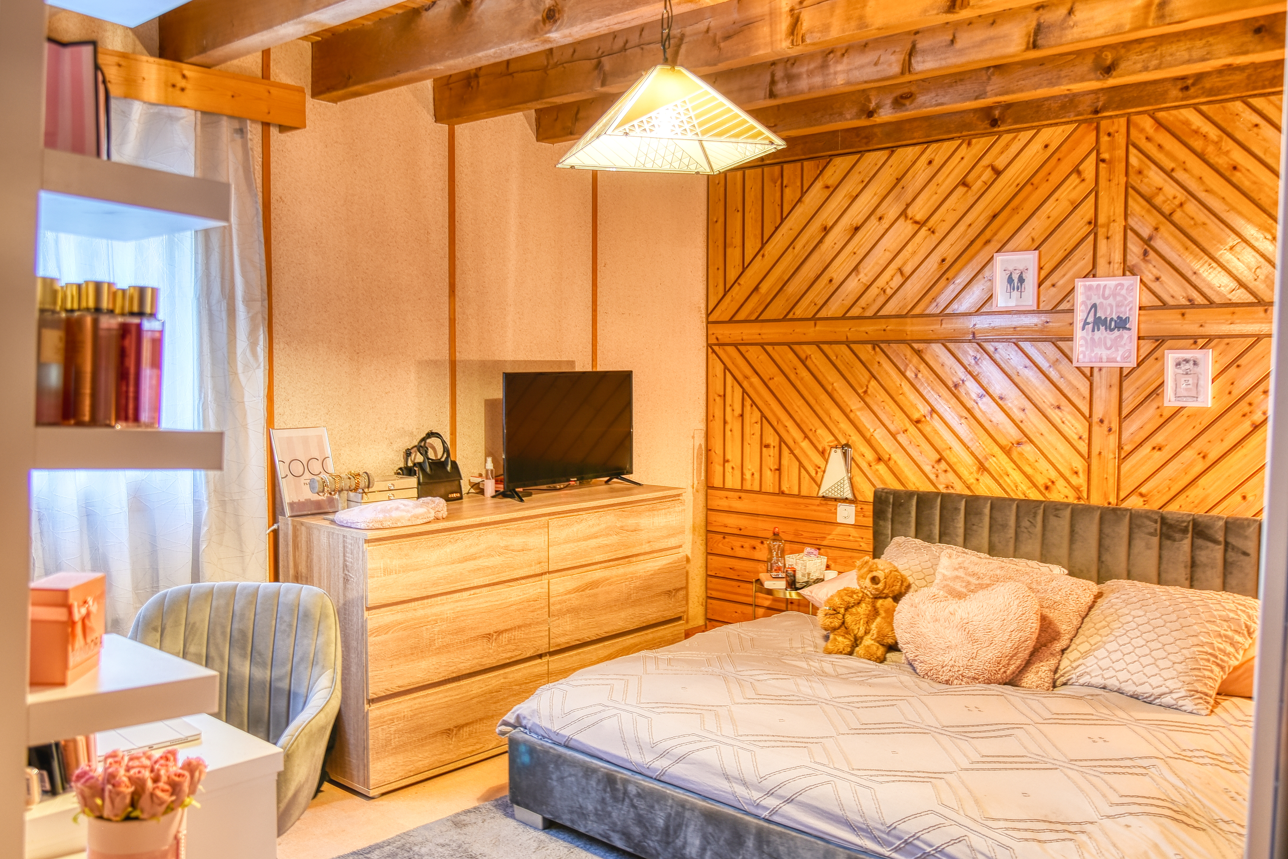 Gemütliches Schlafzimmer mit Holzverkleidung