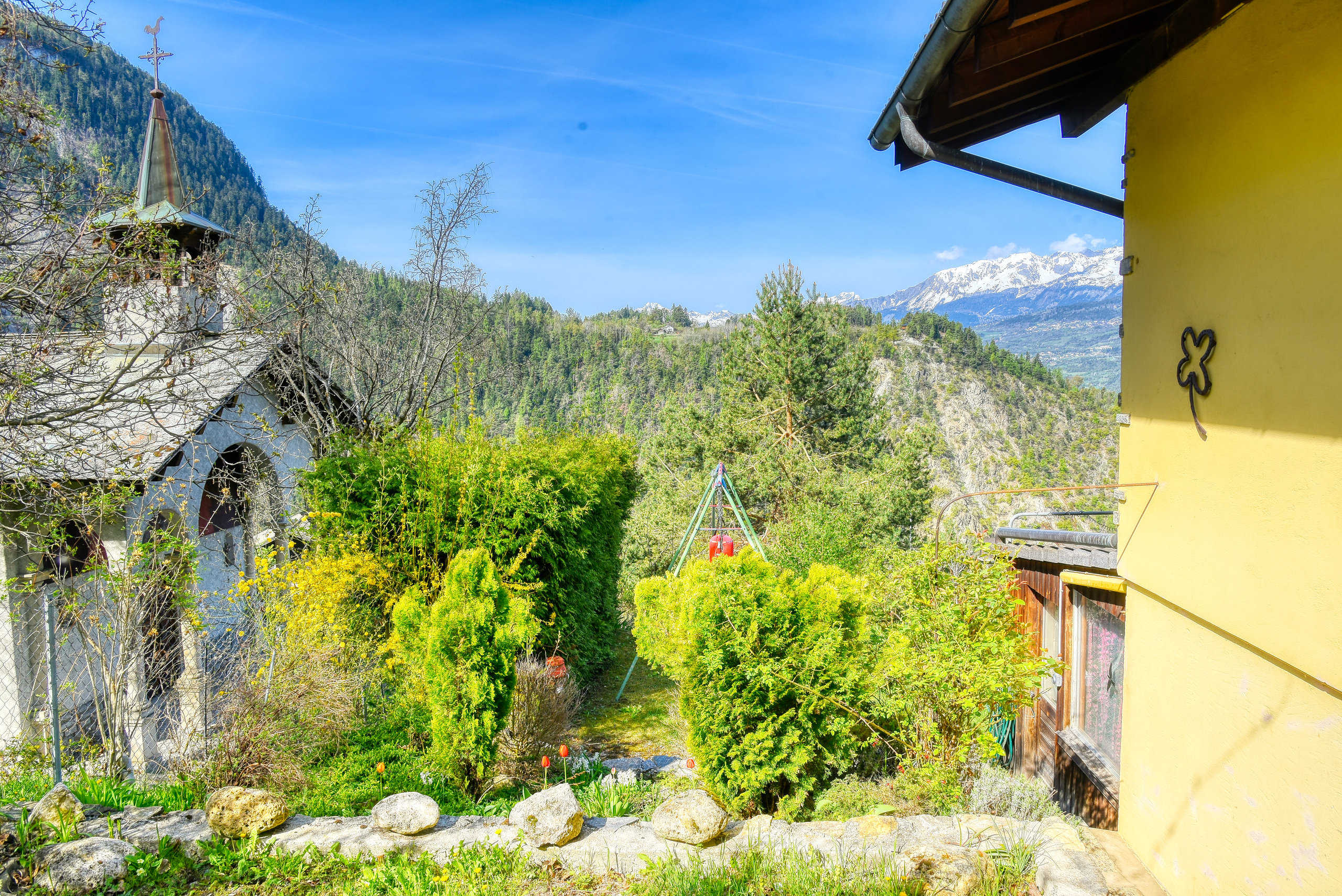 Bergblick mit Garten und Kapelle