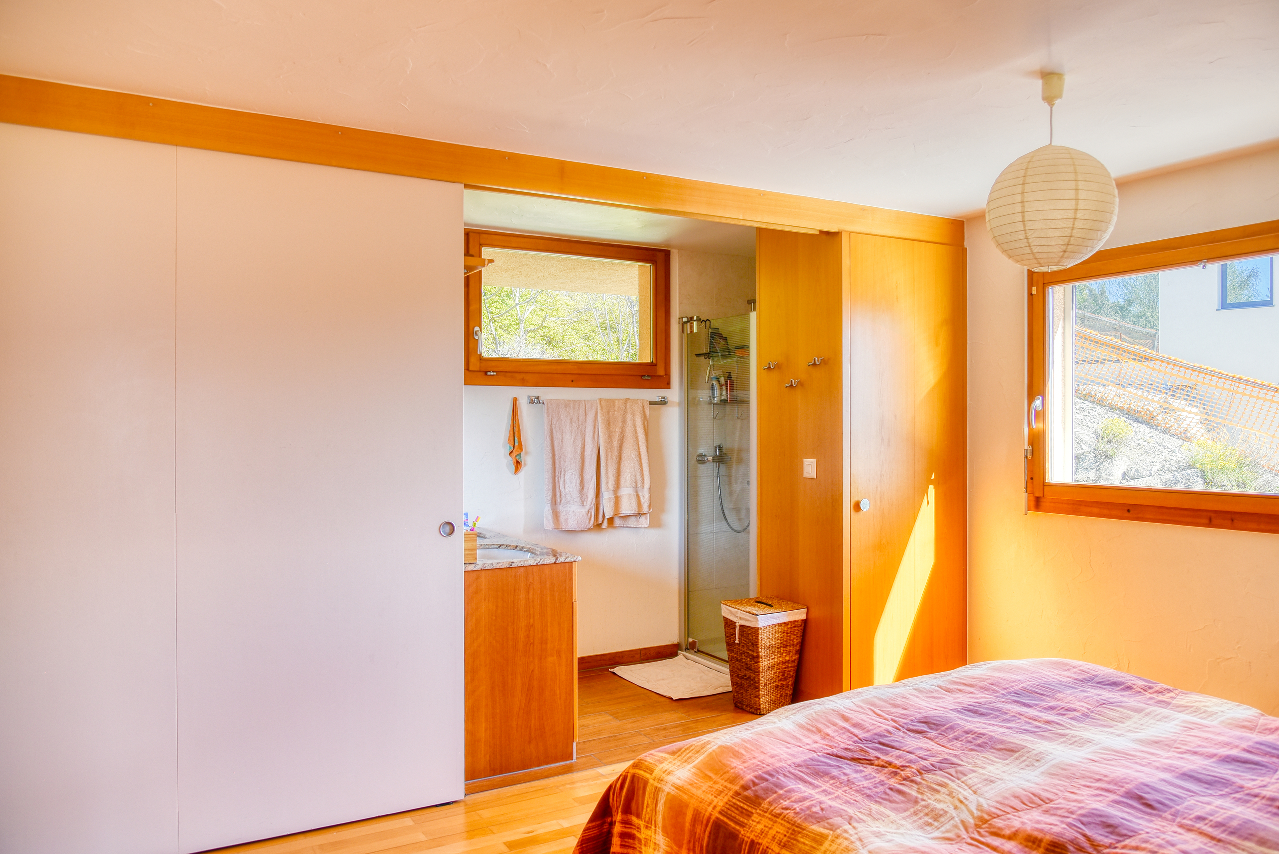 Helles Schlafzimmer mit angeschlossenem Bad