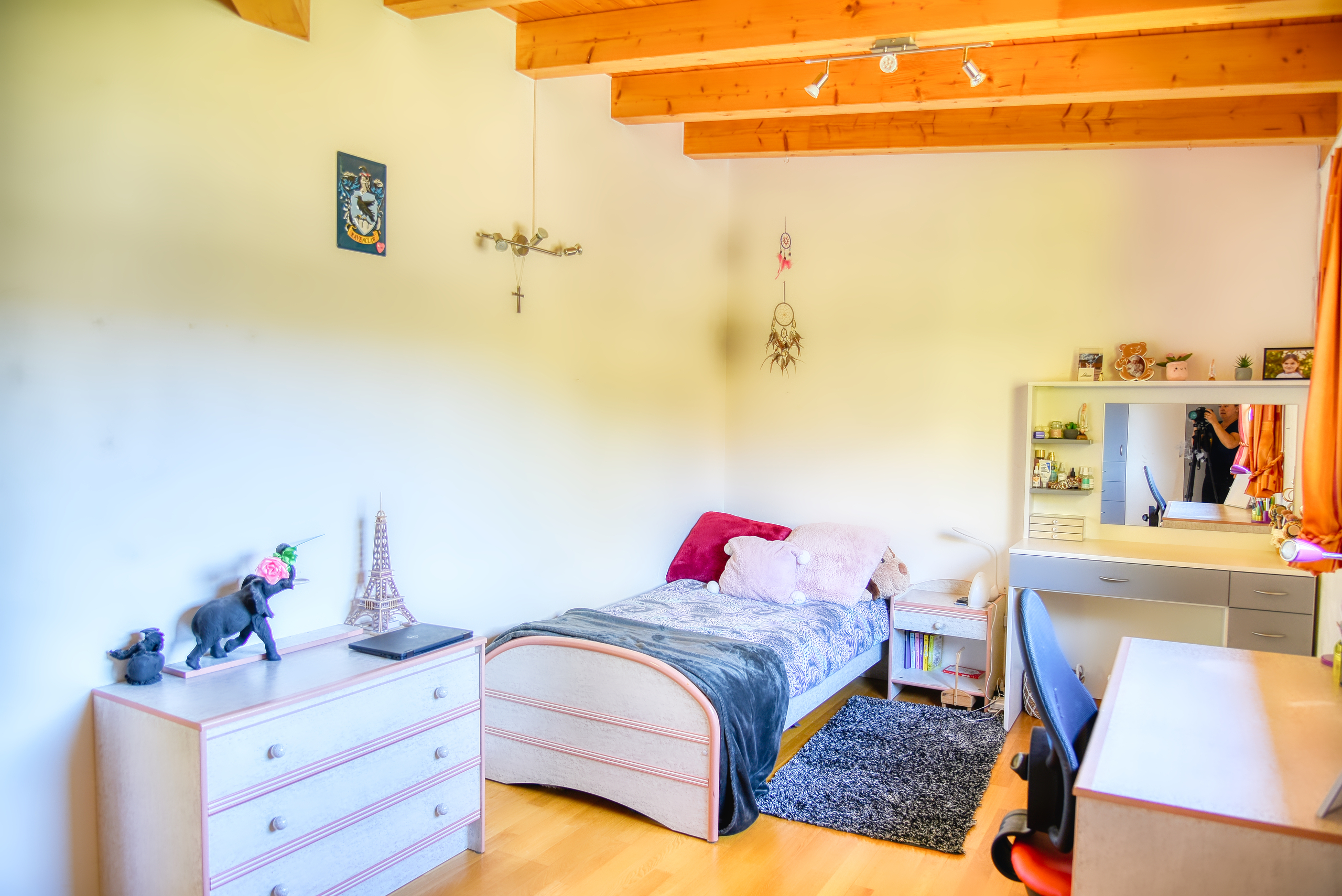 Helles Kinder- oder Jugendzimmer mit Einzelbett und Schreibtisch