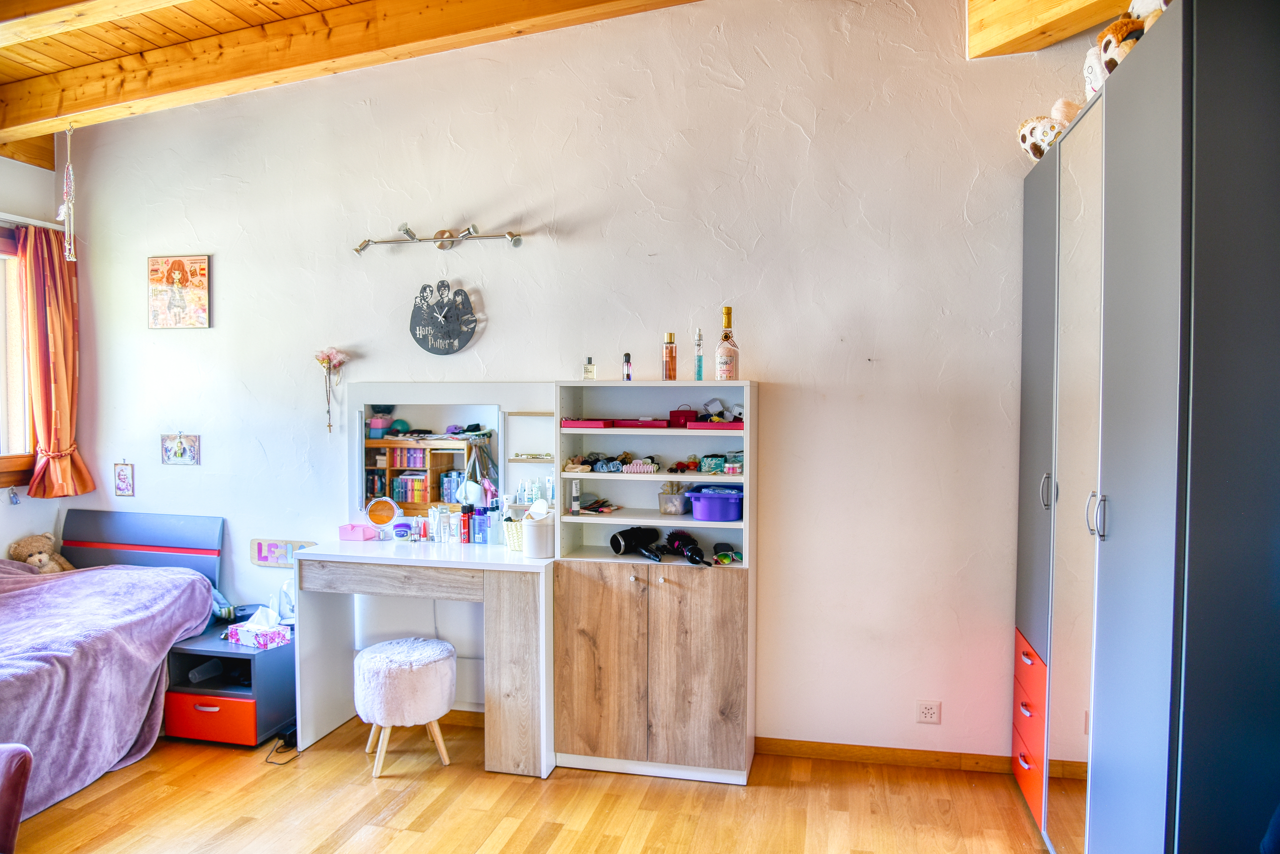 Gemütliches Schlafzimmer mit Dachschräge und Holzdecke