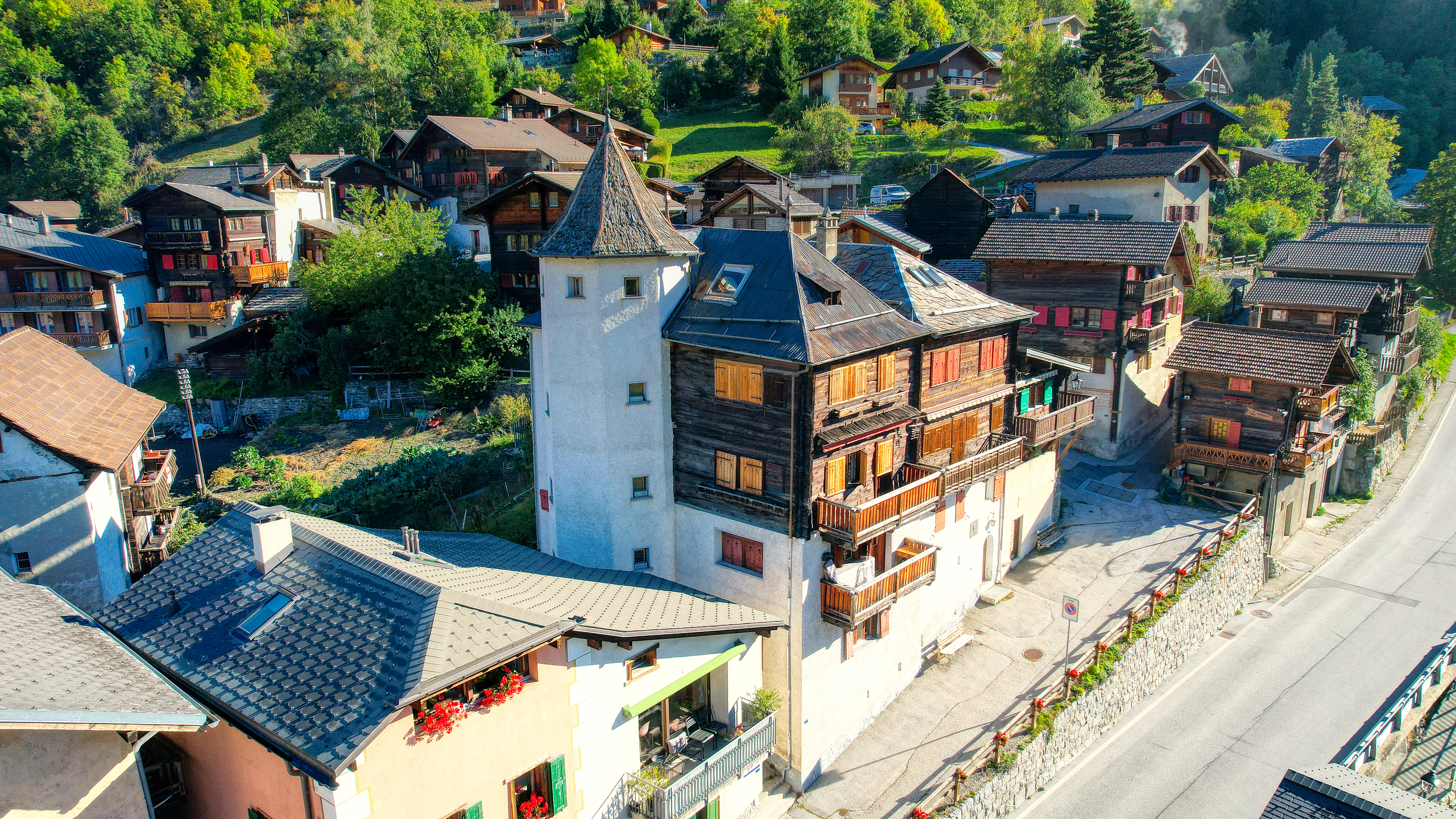 Alpines Dorf mit traditionellen Gebäuden