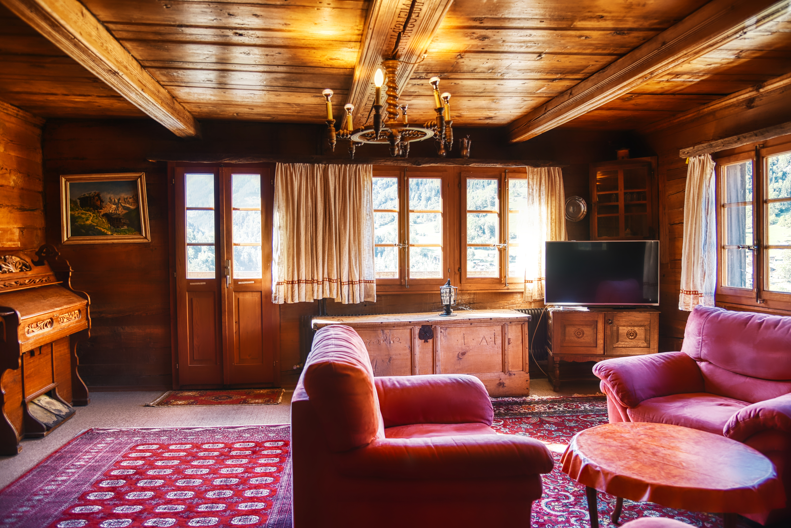 Gemütliches alpines Wohnzimmer mit dunkler Holzverkleidung