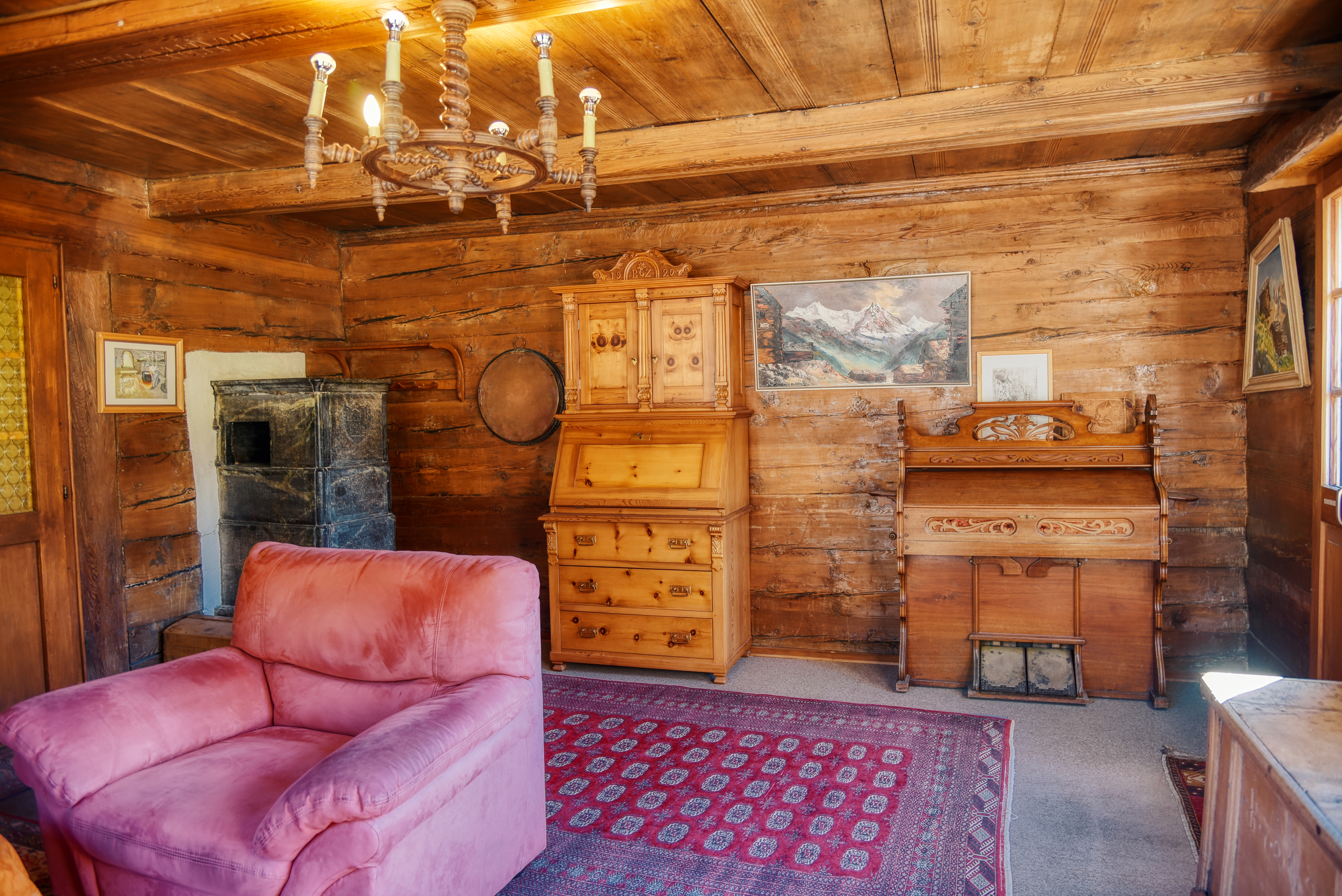 Rustikal eingerichtetes Wohnzimmer mit Holzverkleidung