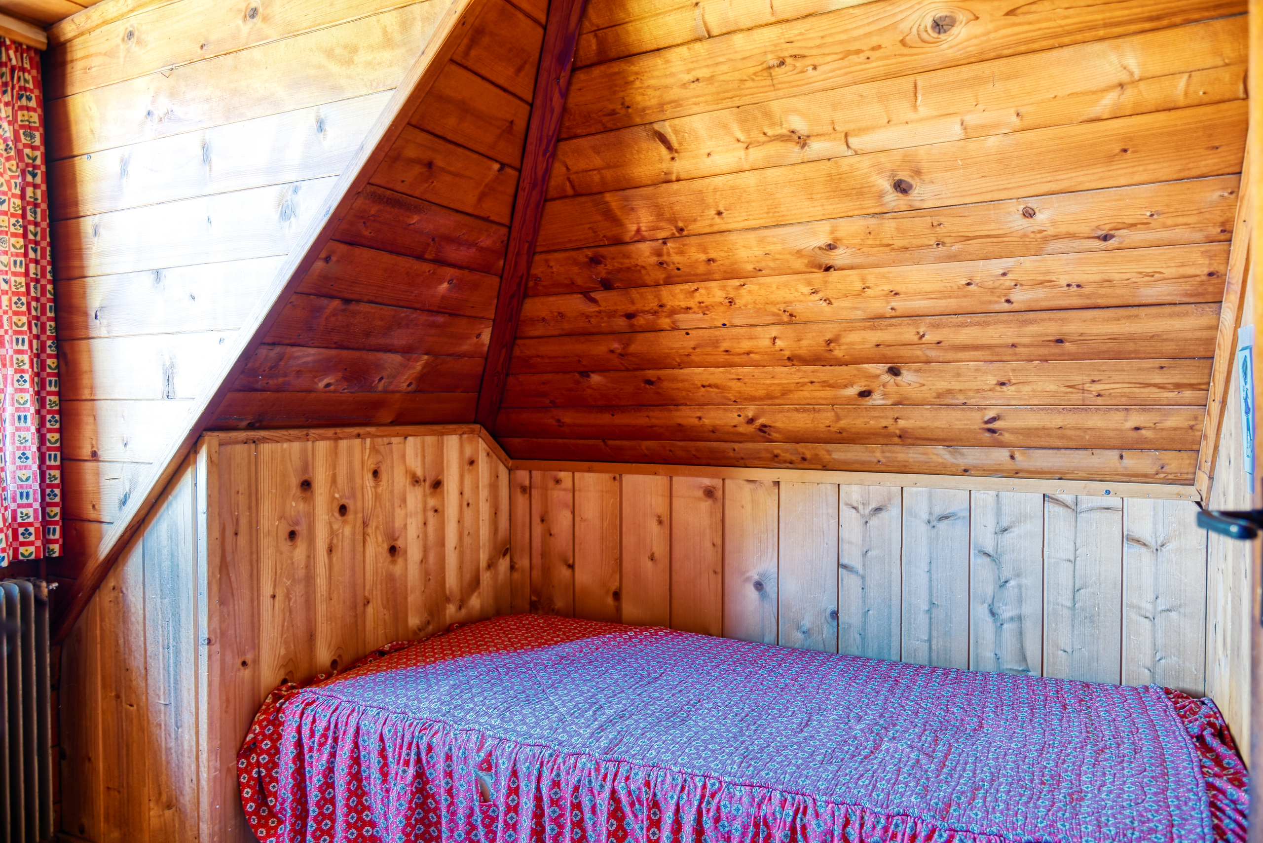 Rustikales Holz-Schlafzimmer im Dachgeschoss