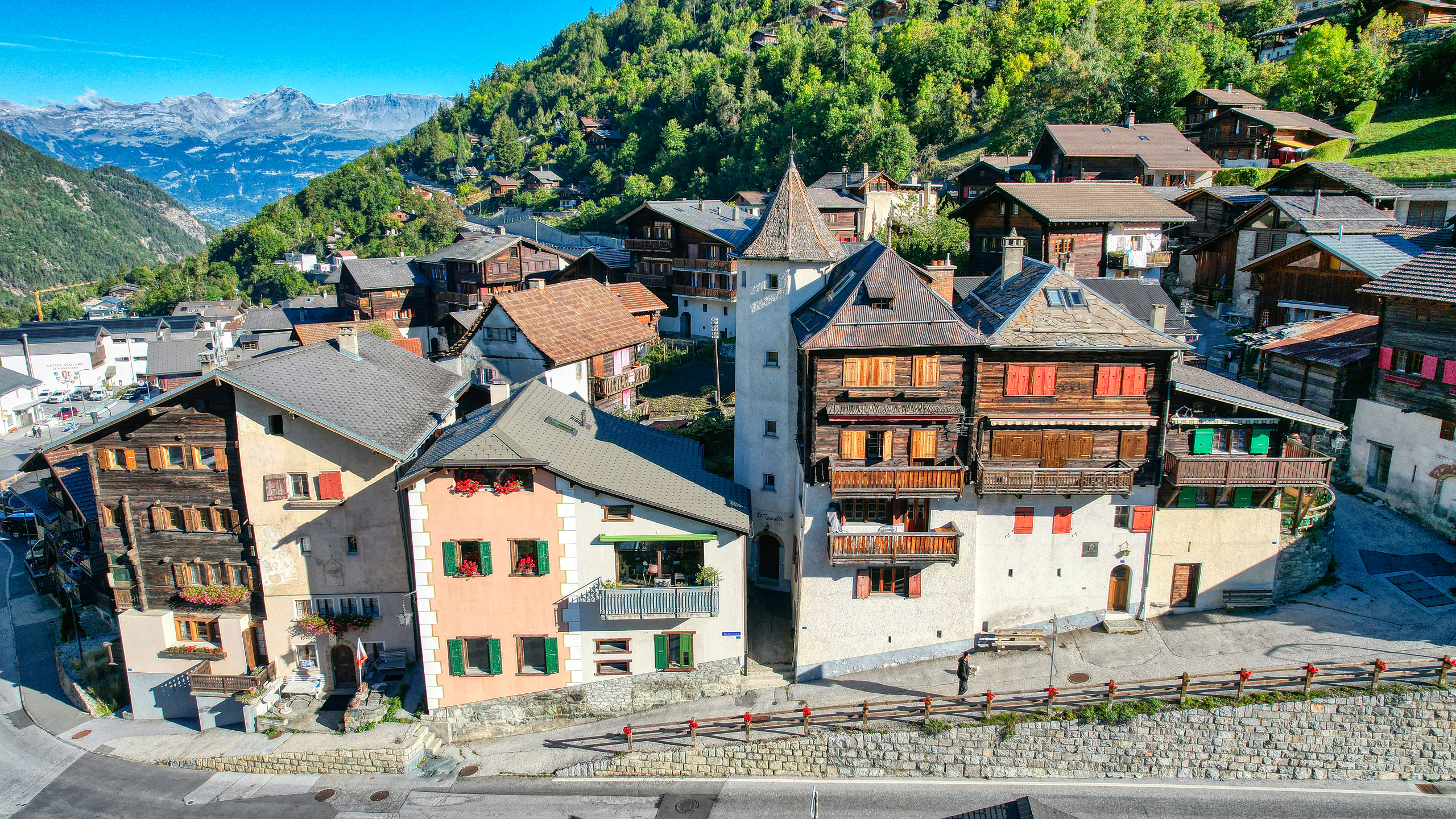 Alpines Dorfpanorama mit traditionellen Chalets