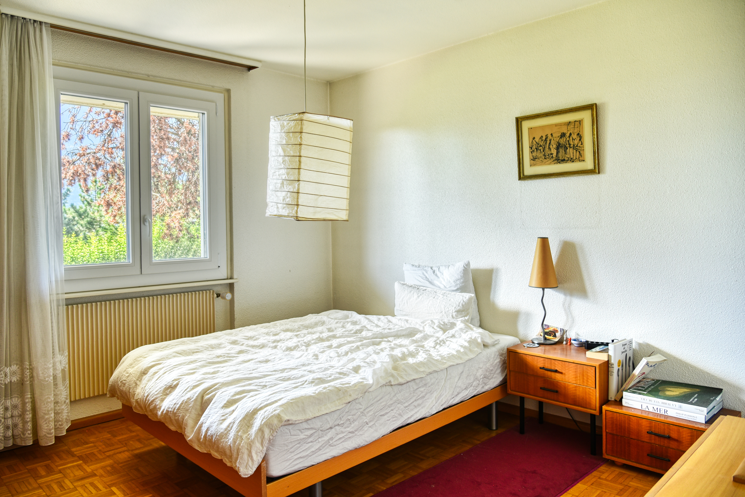 Helles Schlafzimmer mit Holzmöbeln