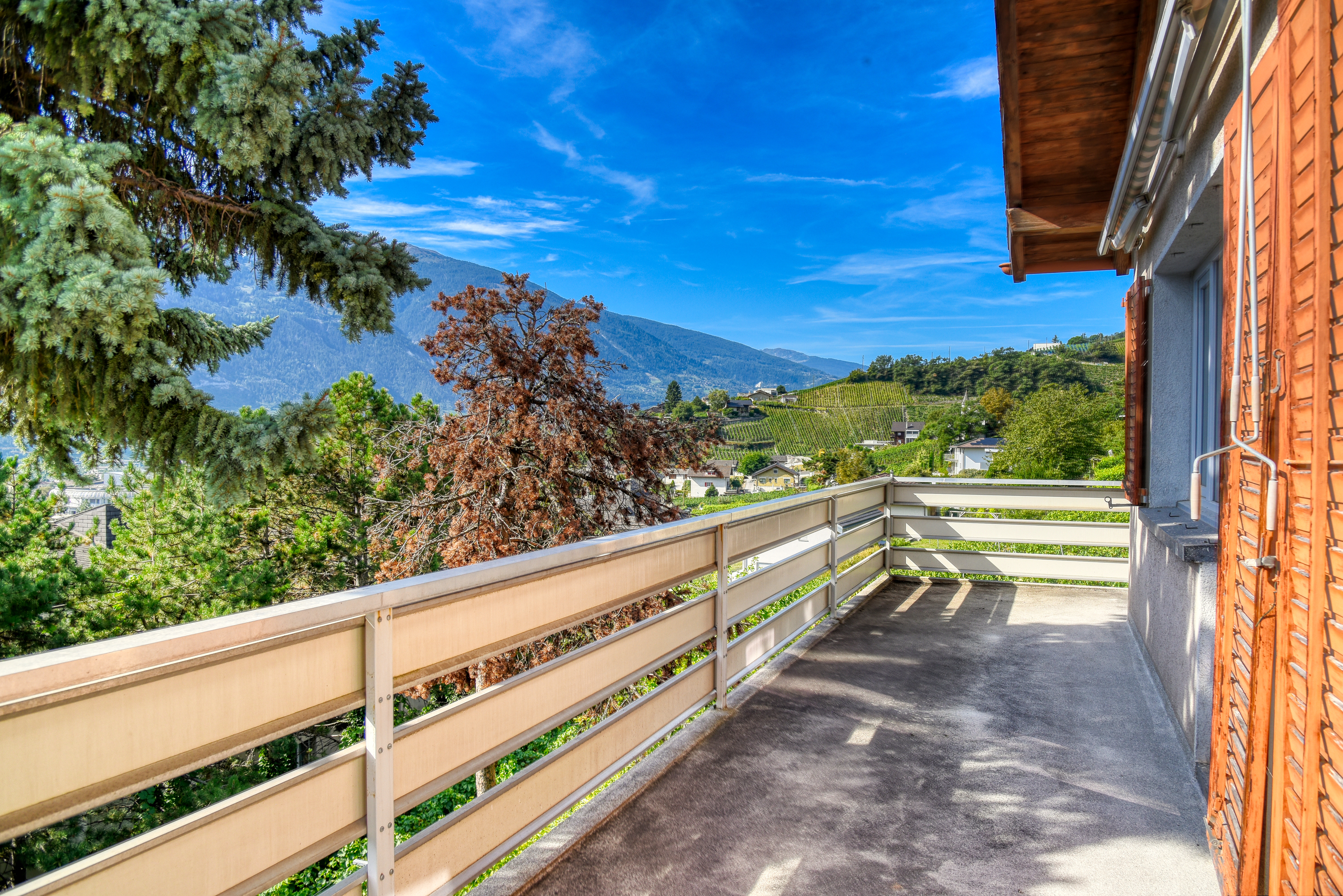 Balkon mit Berg- und Talblick