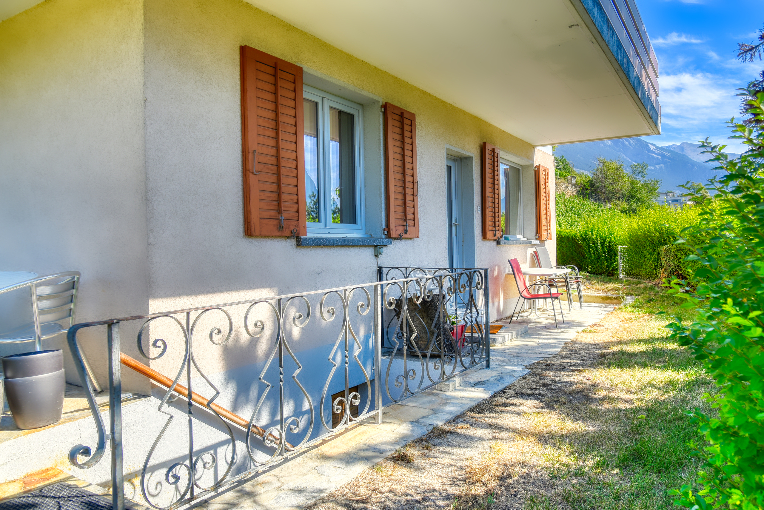 Hausfassade mit Terrasse und Bergblick