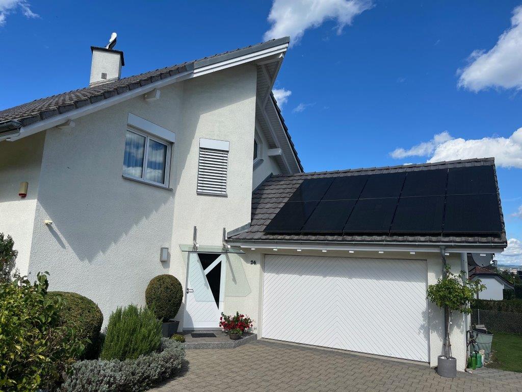 Einfamilienhaus mit Solardach und Garage