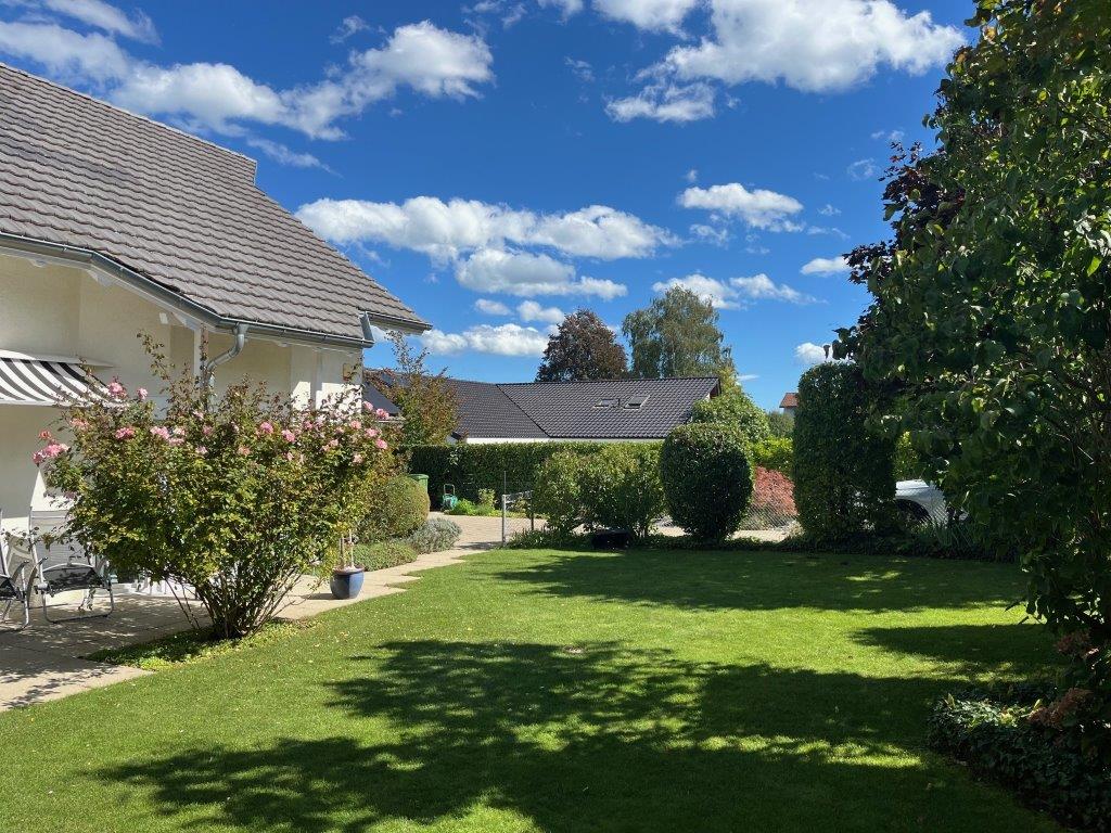 Gepflegter Garten mit Einfamilienhaus