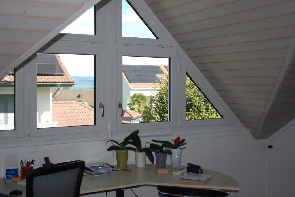 Dachzimmer mit Fenstergiebel und Schreibtisch