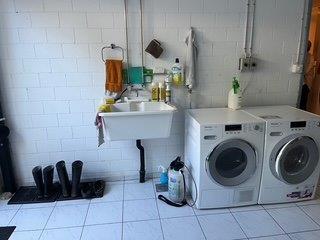 Waschküche mit Waschmaschine und Trockner