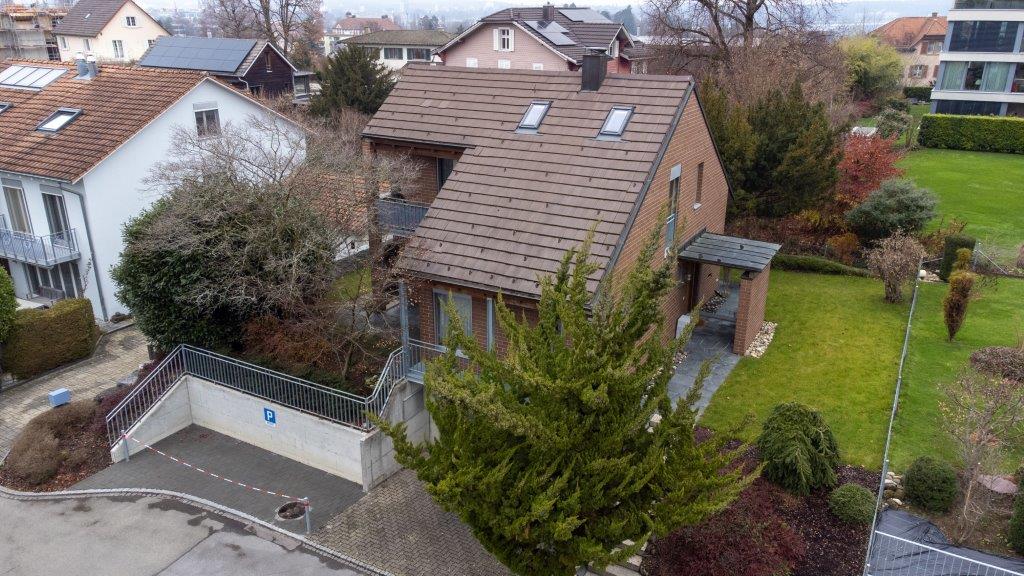 Drohnenaufnahme eines Einfamilienhauses mit Garten und Tiefgarage