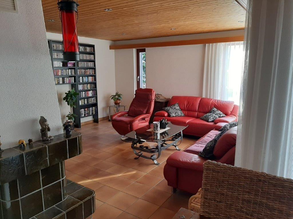 Wohnzimmer mit roten Polstermöbeln