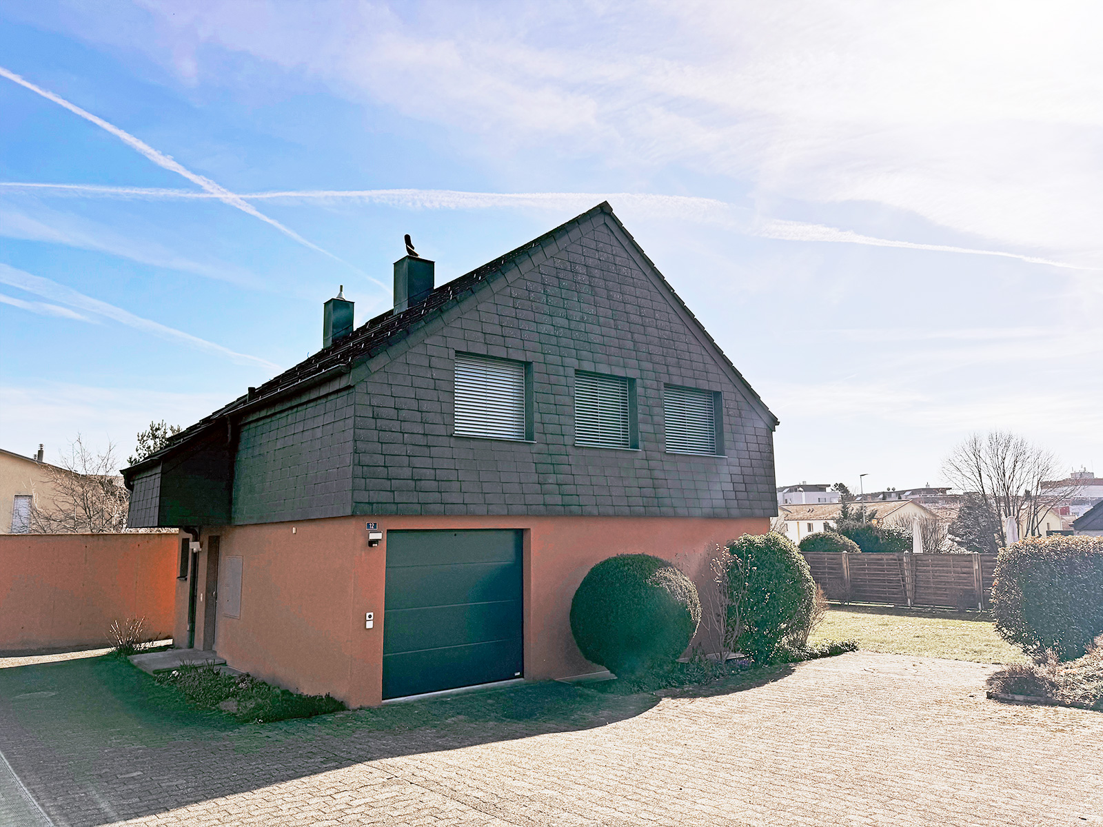 Einfamilienhaus mit Satteldach und Garage