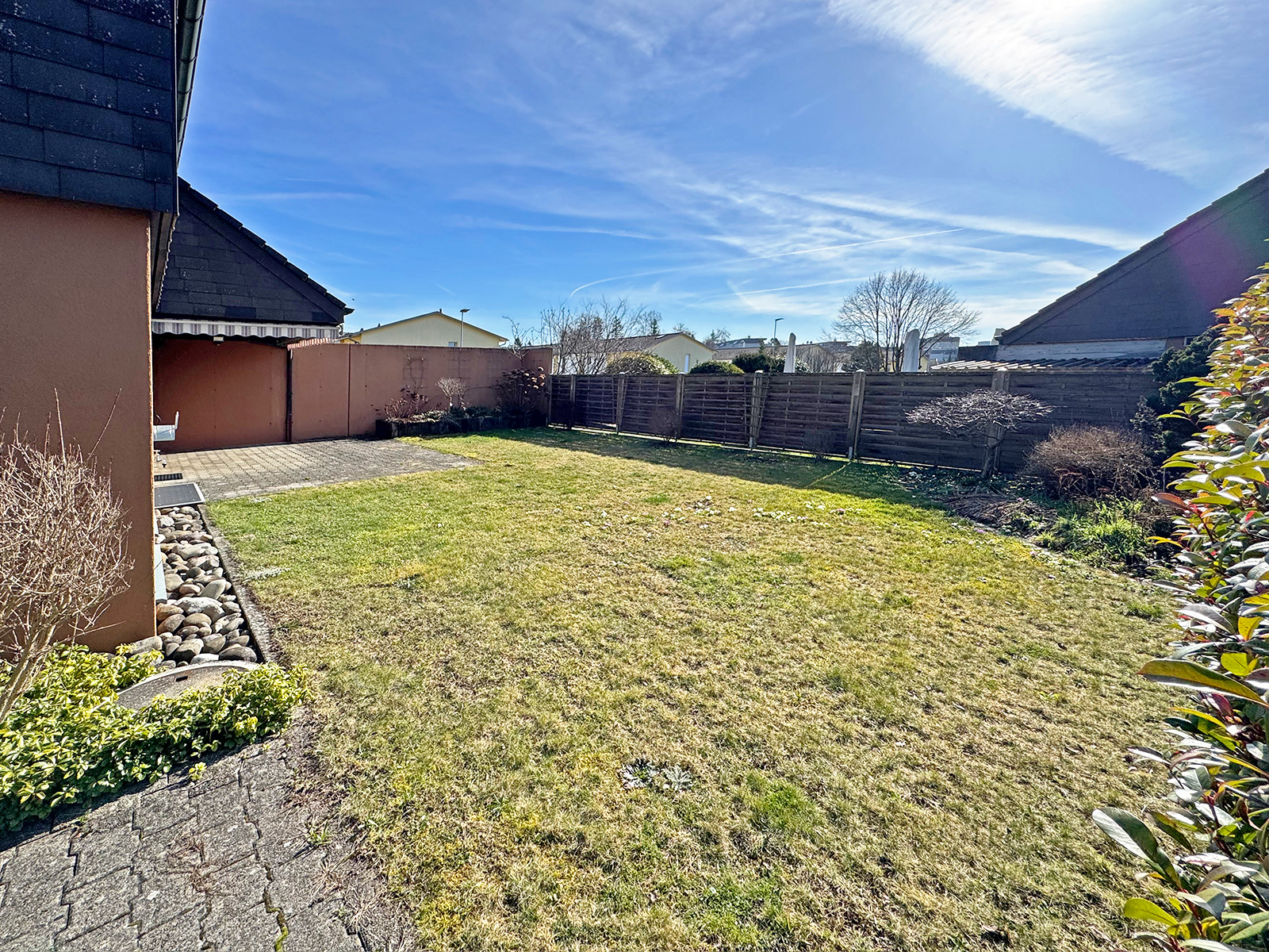 Garten mit Terrasse und Umfriedung
