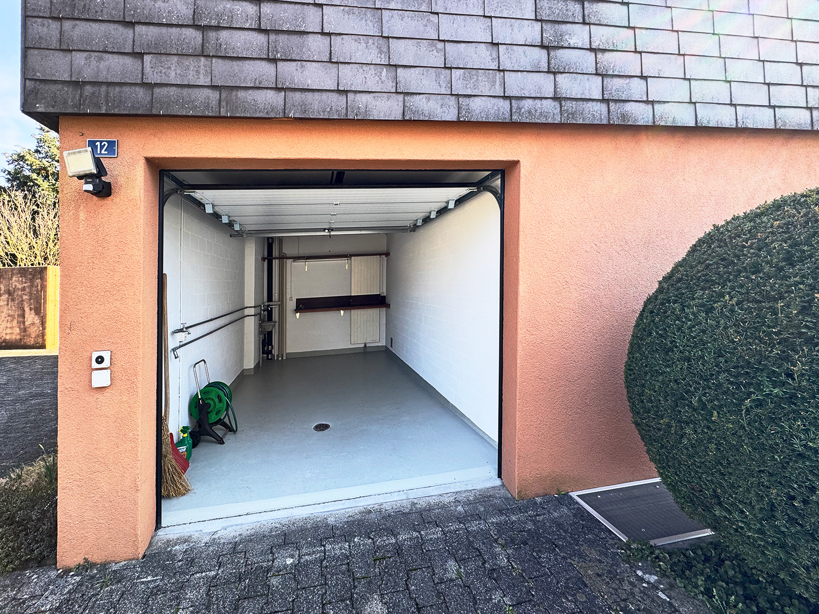 Garagenzufahrt mit offener Einzelgarage